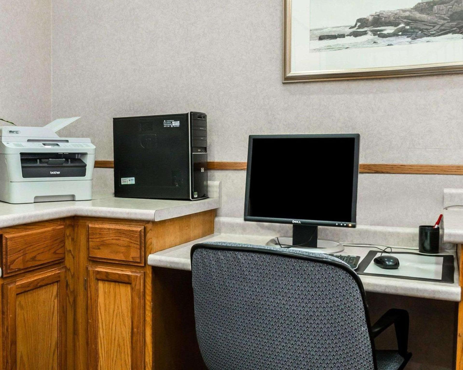 Econo Lodge & Suites Grand Rapids Airport photo 9