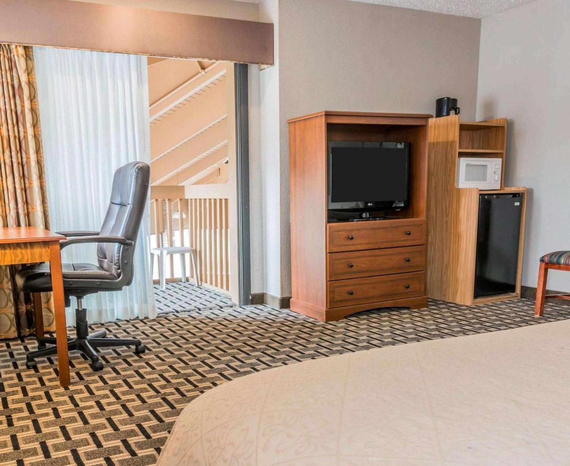 Quality Inn Grand Rapids North photo 5