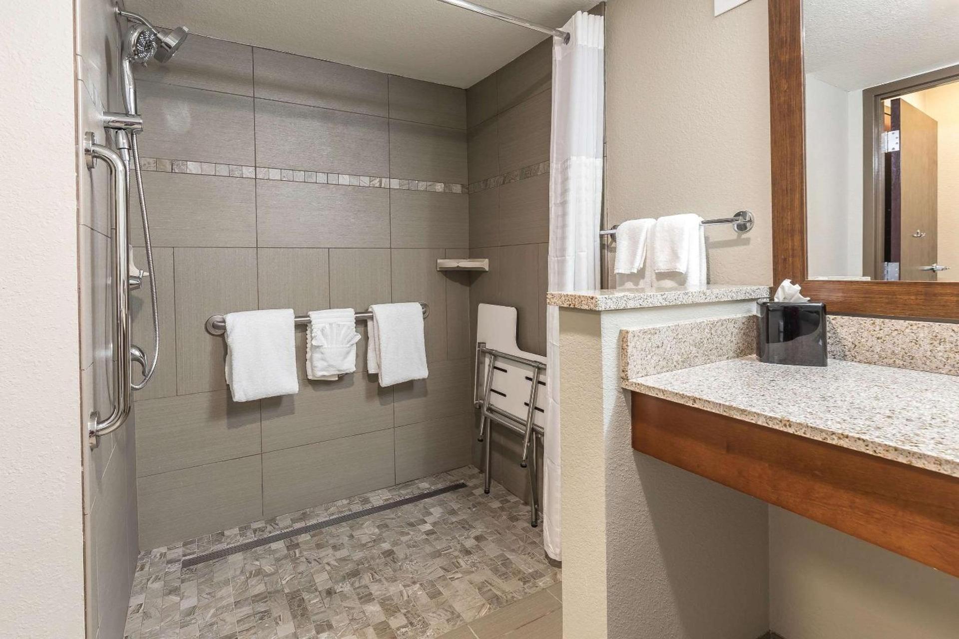 Comfort Inn Bay City - Riverfront photo 20