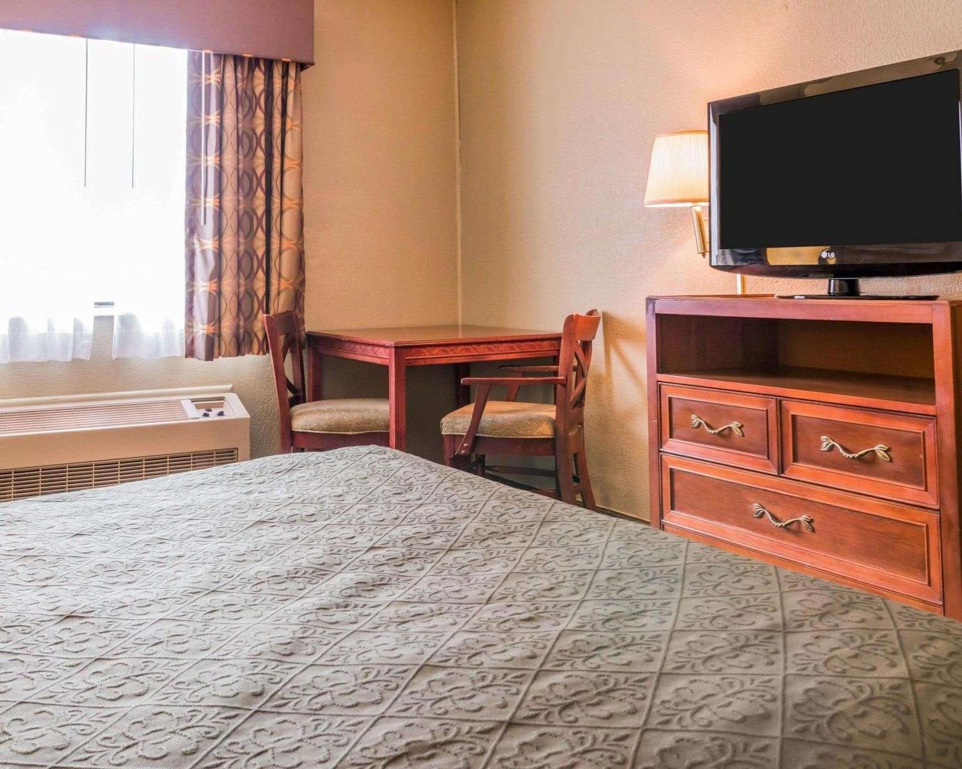 Quality Inn Grand Rapids North photo 9