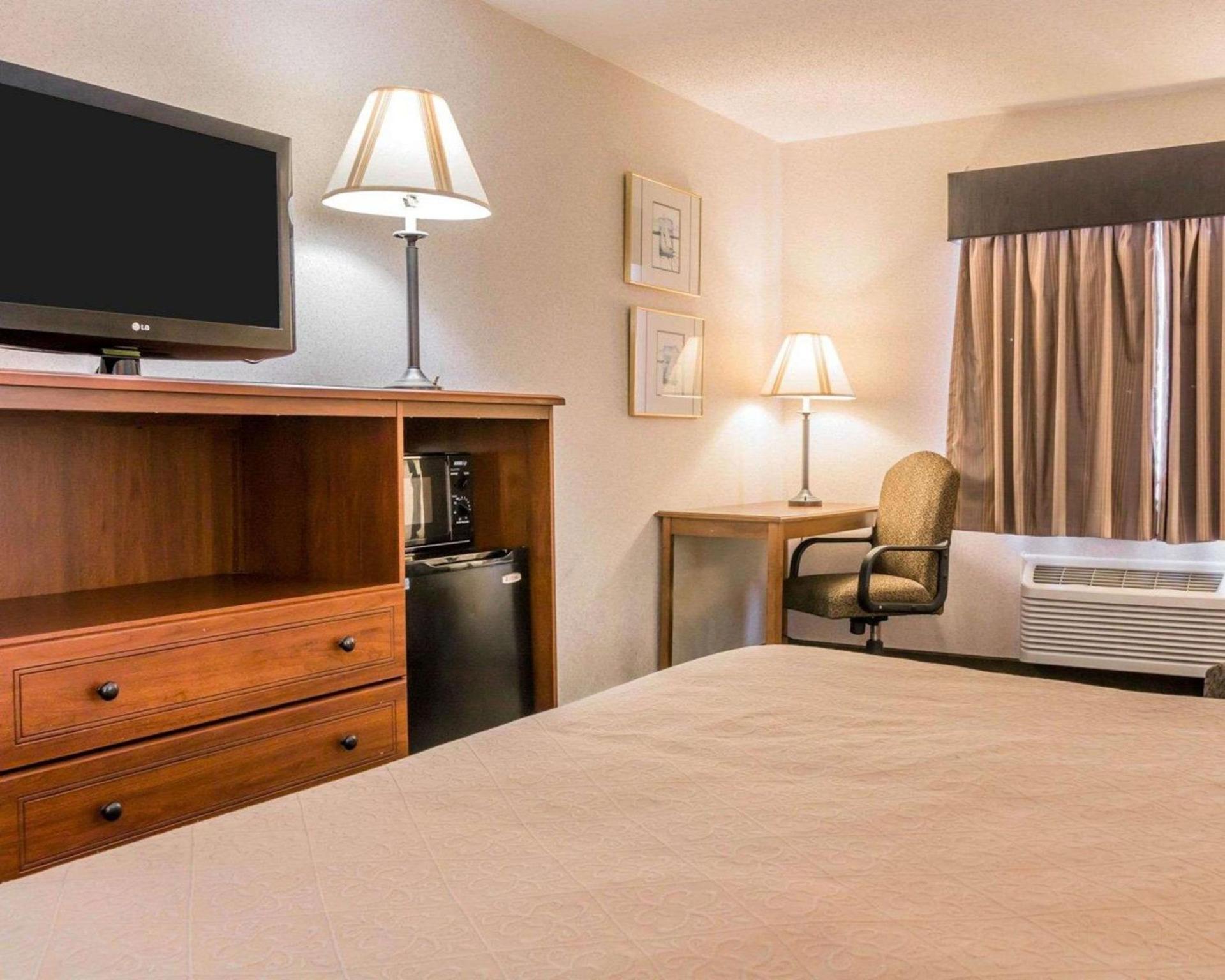 Quality Inn Grand Rapids North photo 12