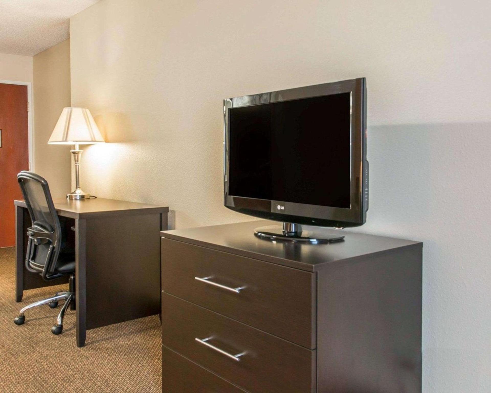 Quality Inn & Suites Niles photo 29