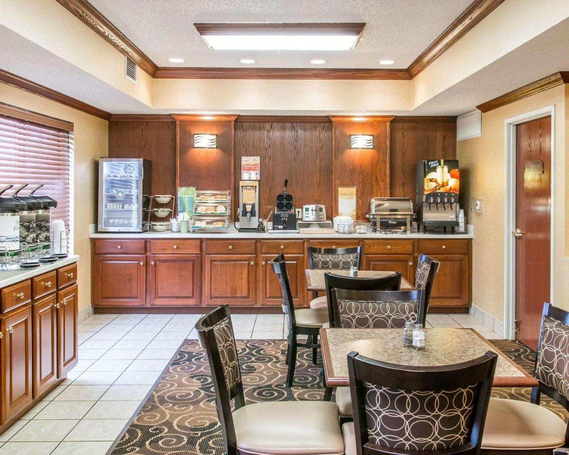 Quality Inn & Suites Niles photo 43