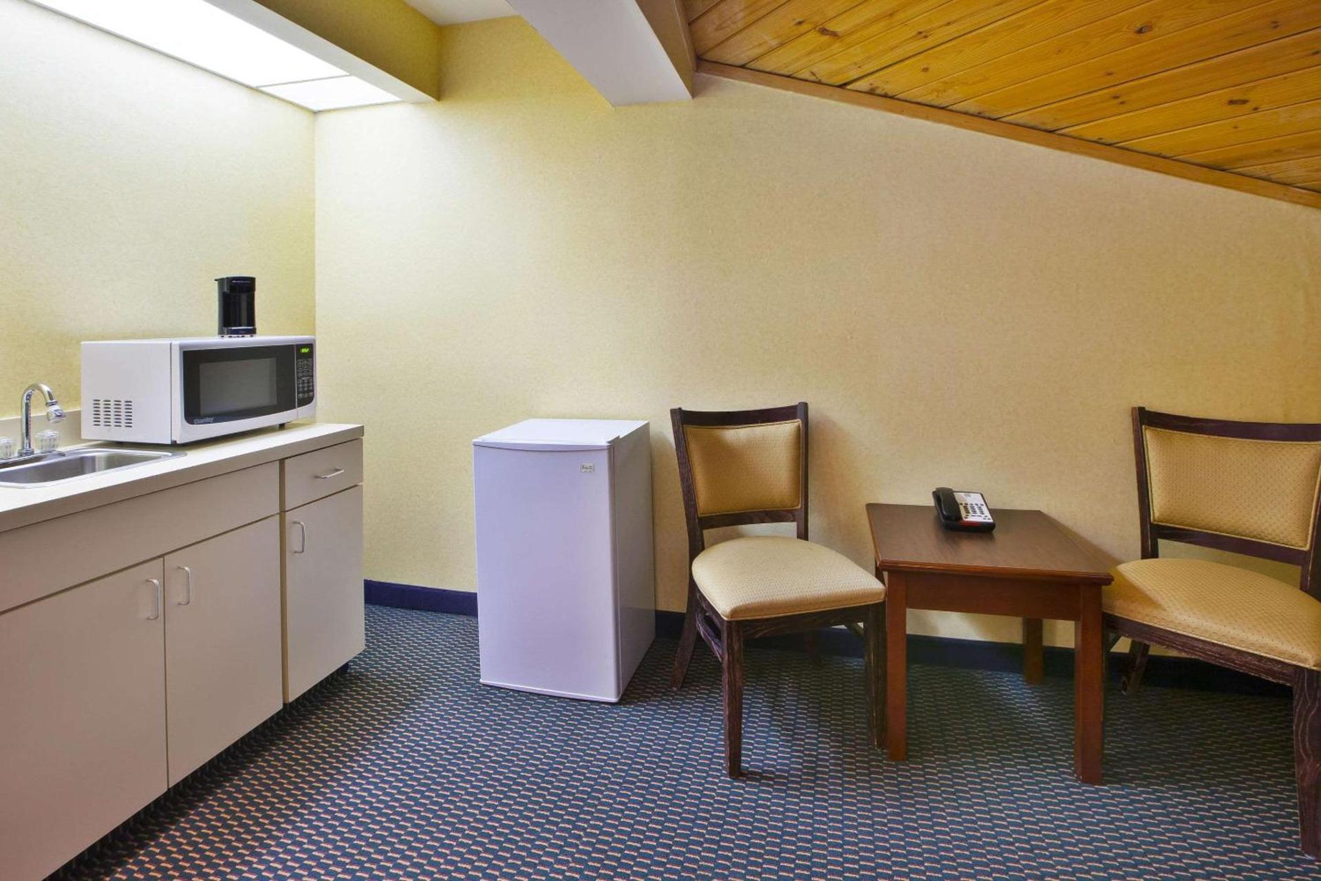 Quality Inn Marshall near I-69 photo 16