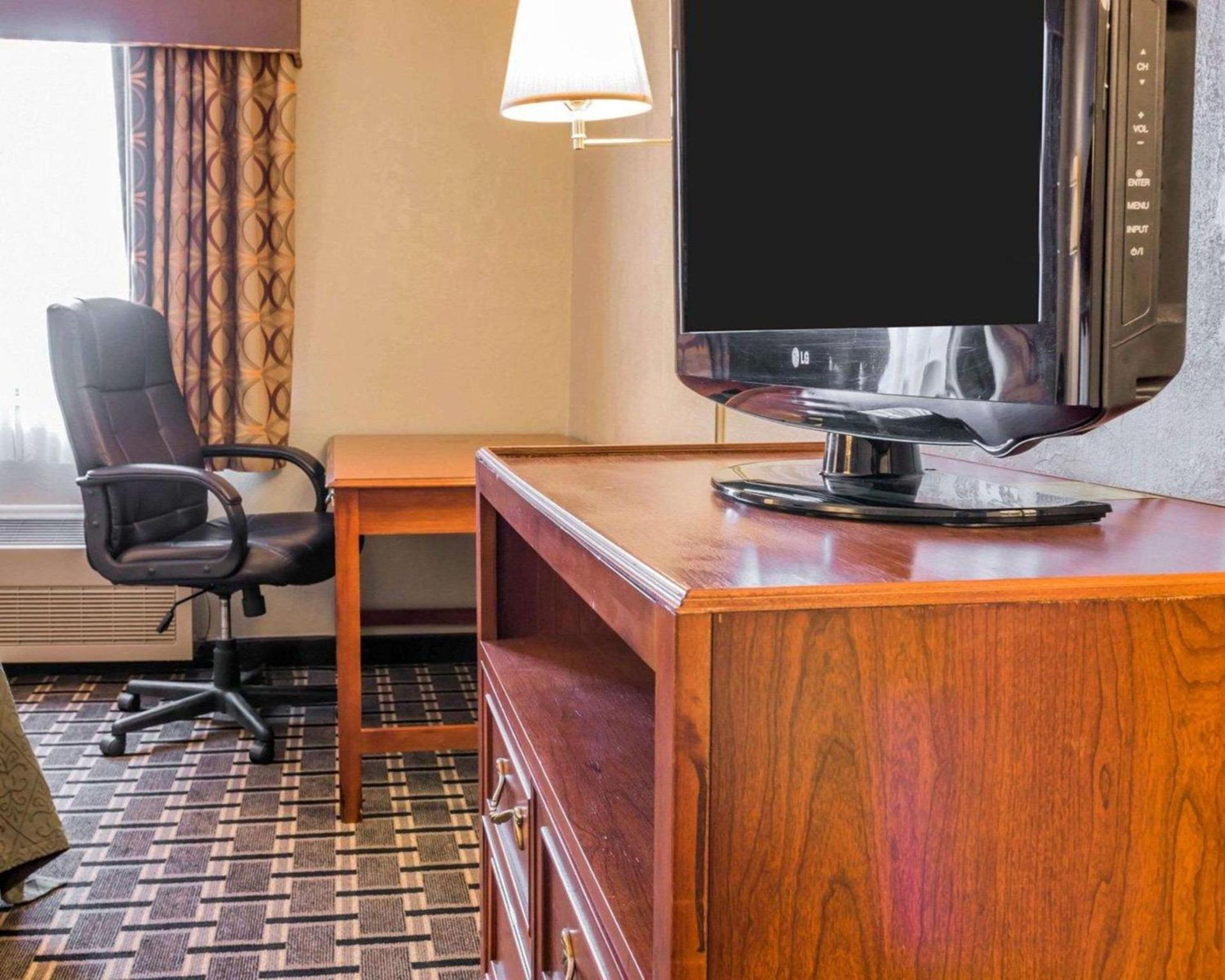 Quality Inn Grand Rapids North photo 8