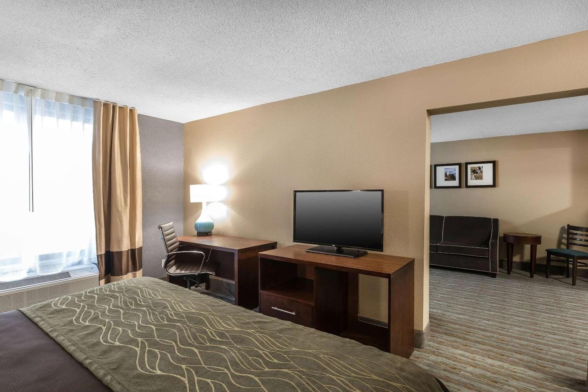 Comfort Inn Bay City - Riverfront photo 12