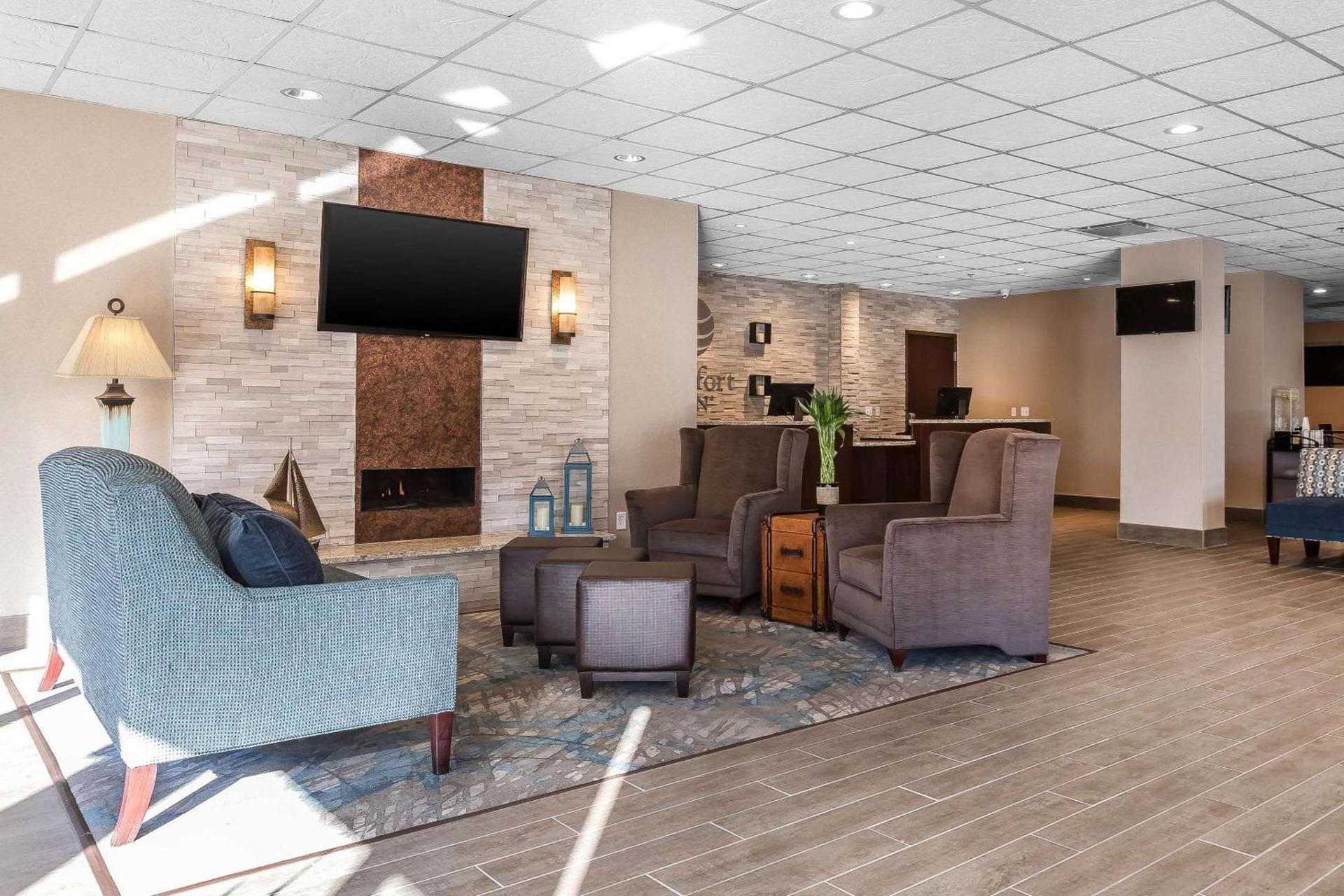 Comfort Inn Bay City - Riverfront photo 11