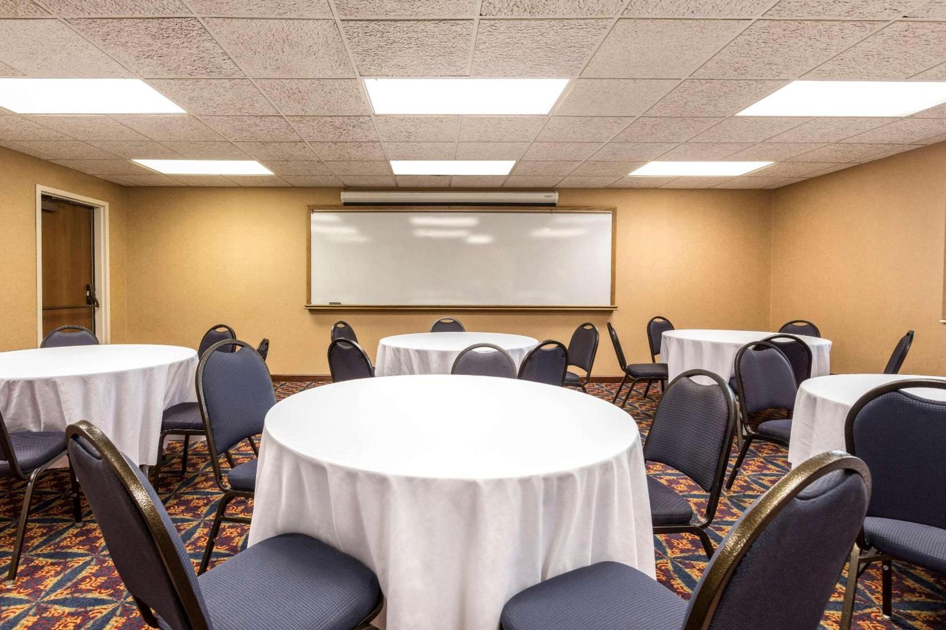 Quality Inn Auburn Hills - Detroit North photo 23