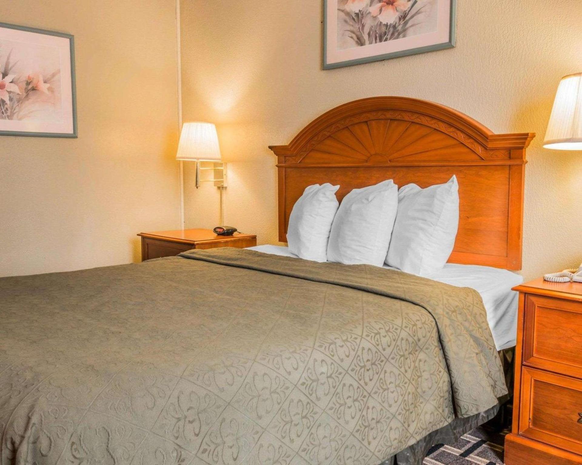 Quality Inn Grand Rapids North photo 13