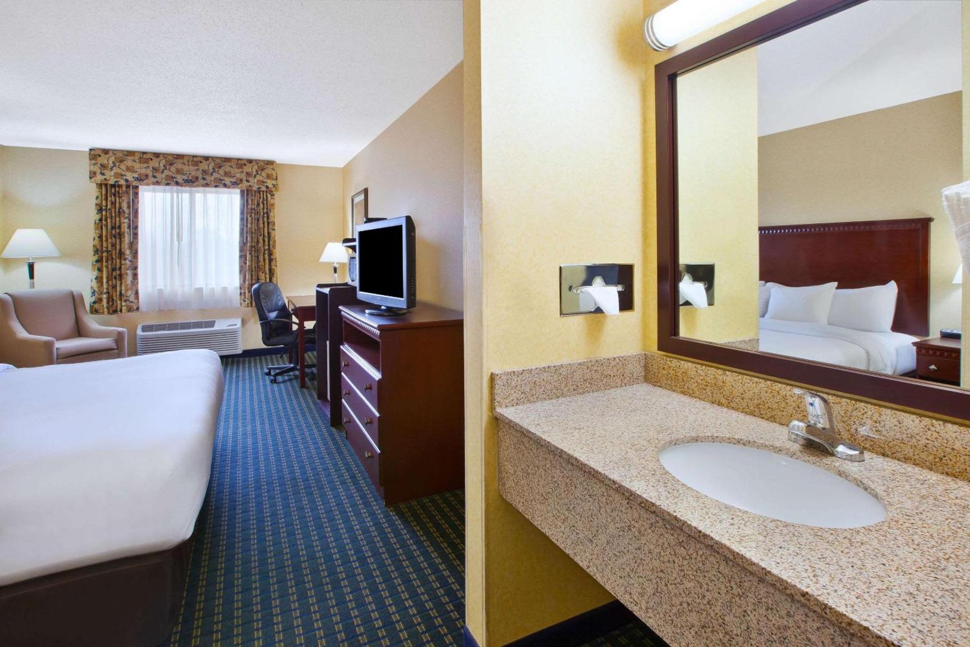 Quality Inn Marshall near I-69 photo 12
