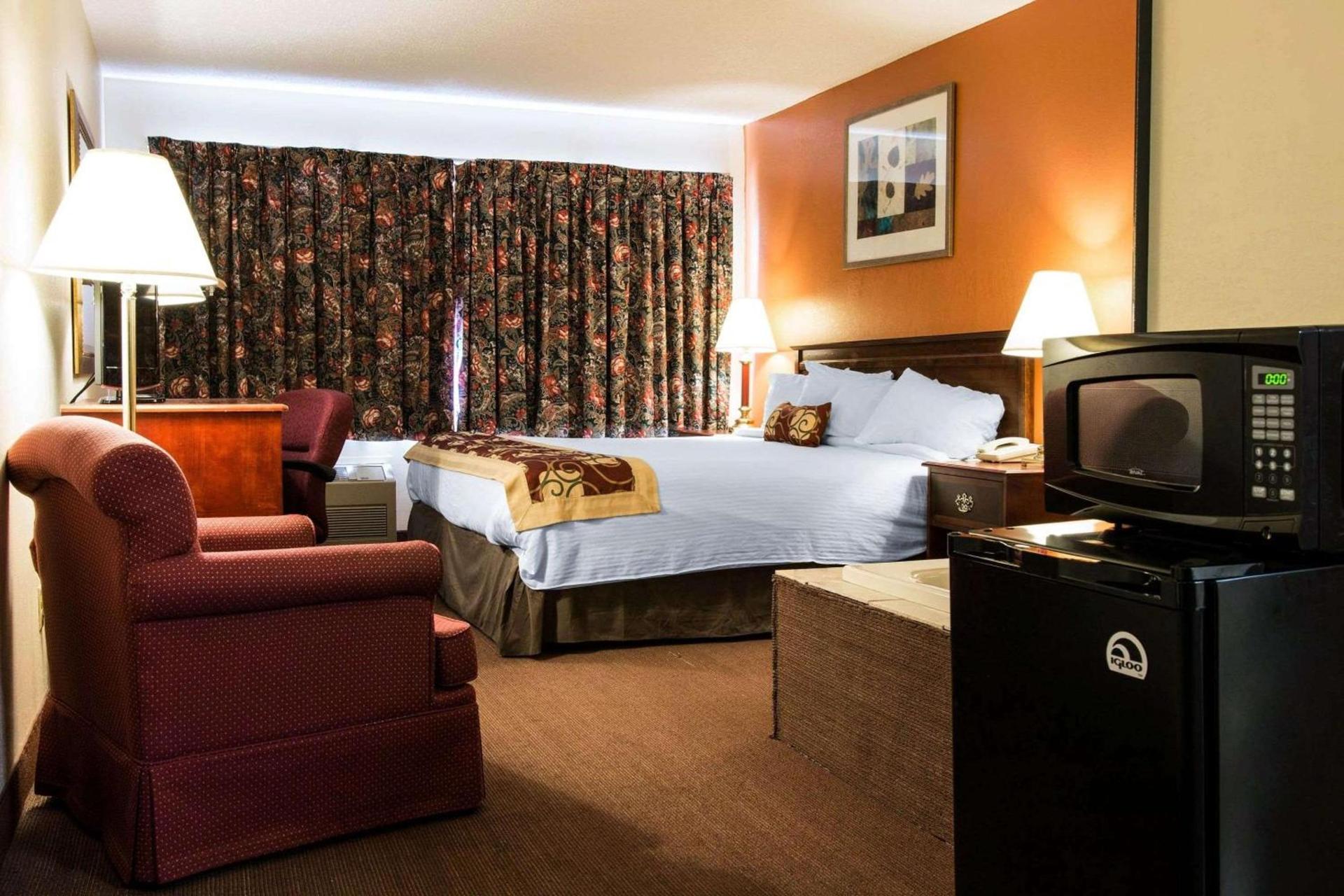 Rodeway Inn Muskegon Airport photo 3