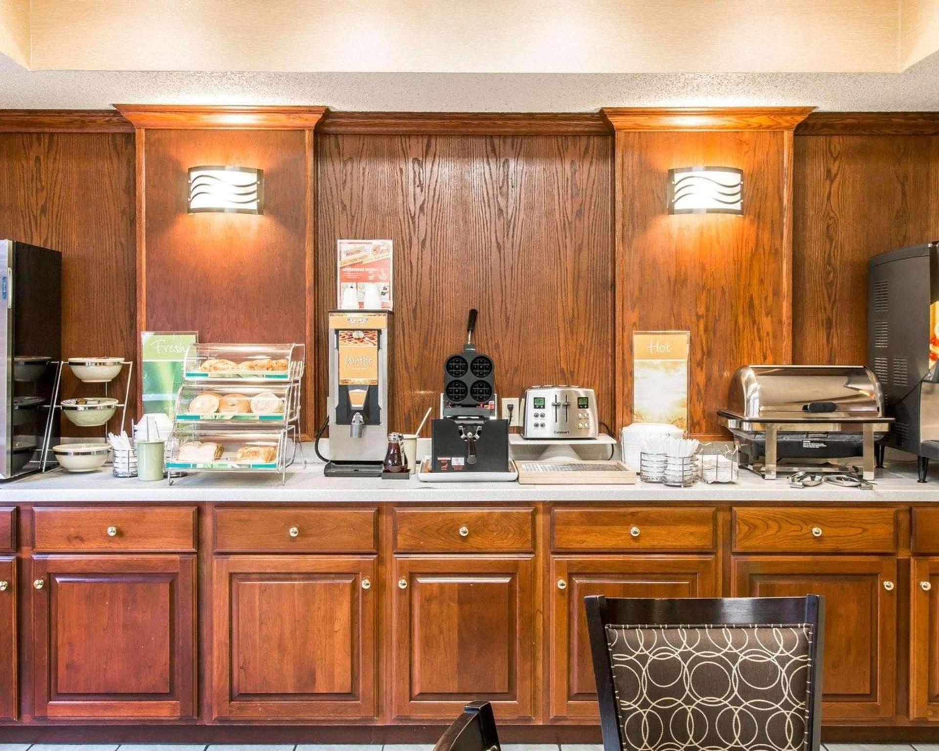 Quality Inn & Suites Niles photo 44