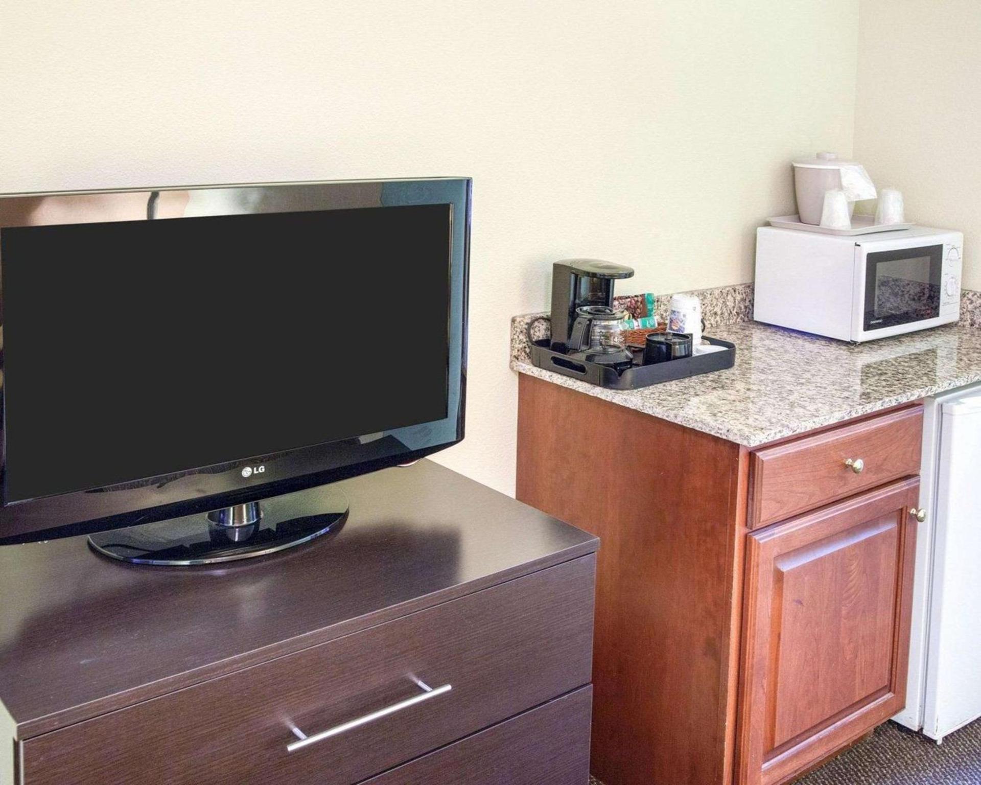 Quality Inn & Suites Niles photo 36
