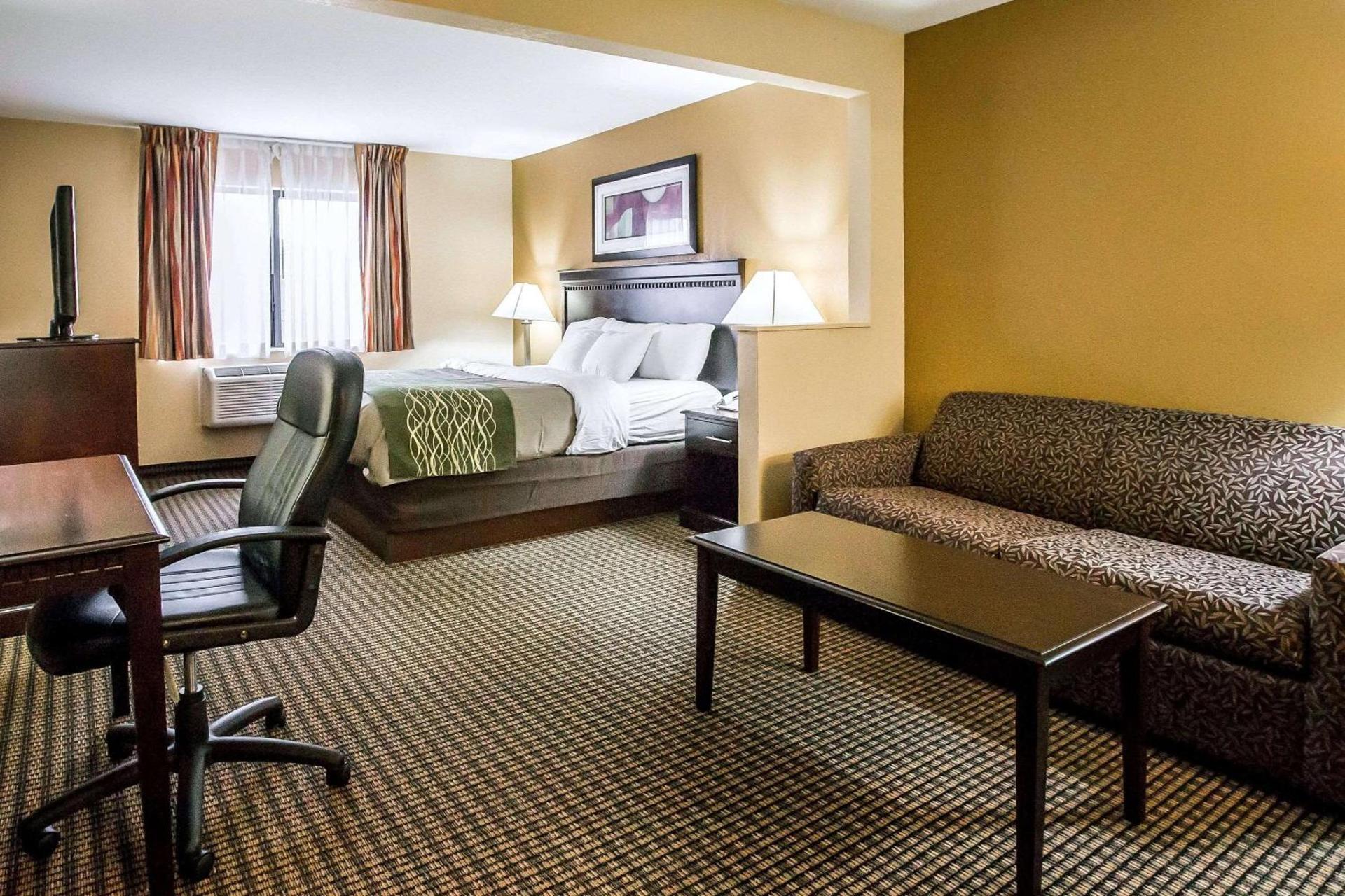 Econo Lodge Inn & Suites Monroe photo 8