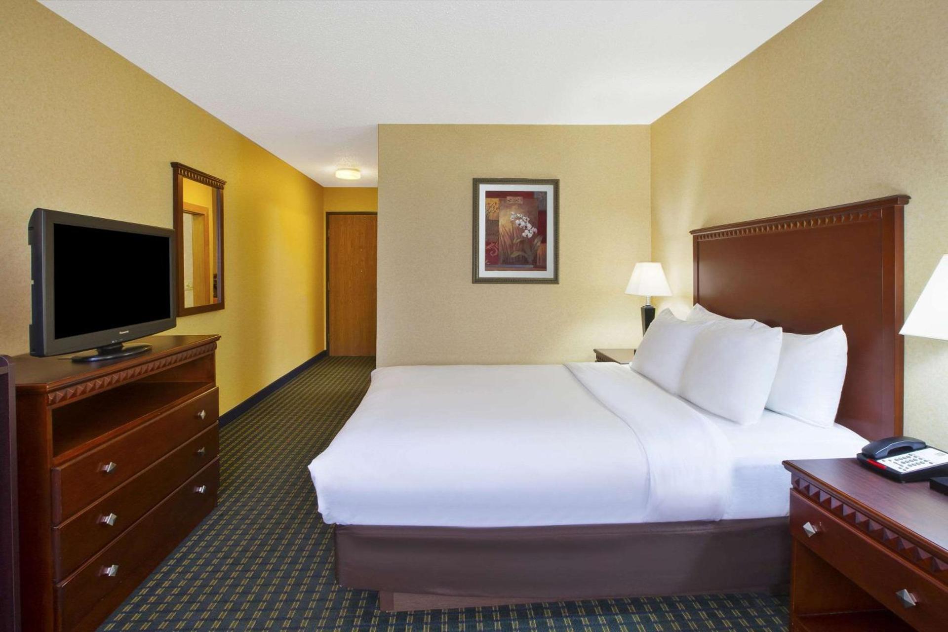 Quality Inn Marshall near I-69 photo 8