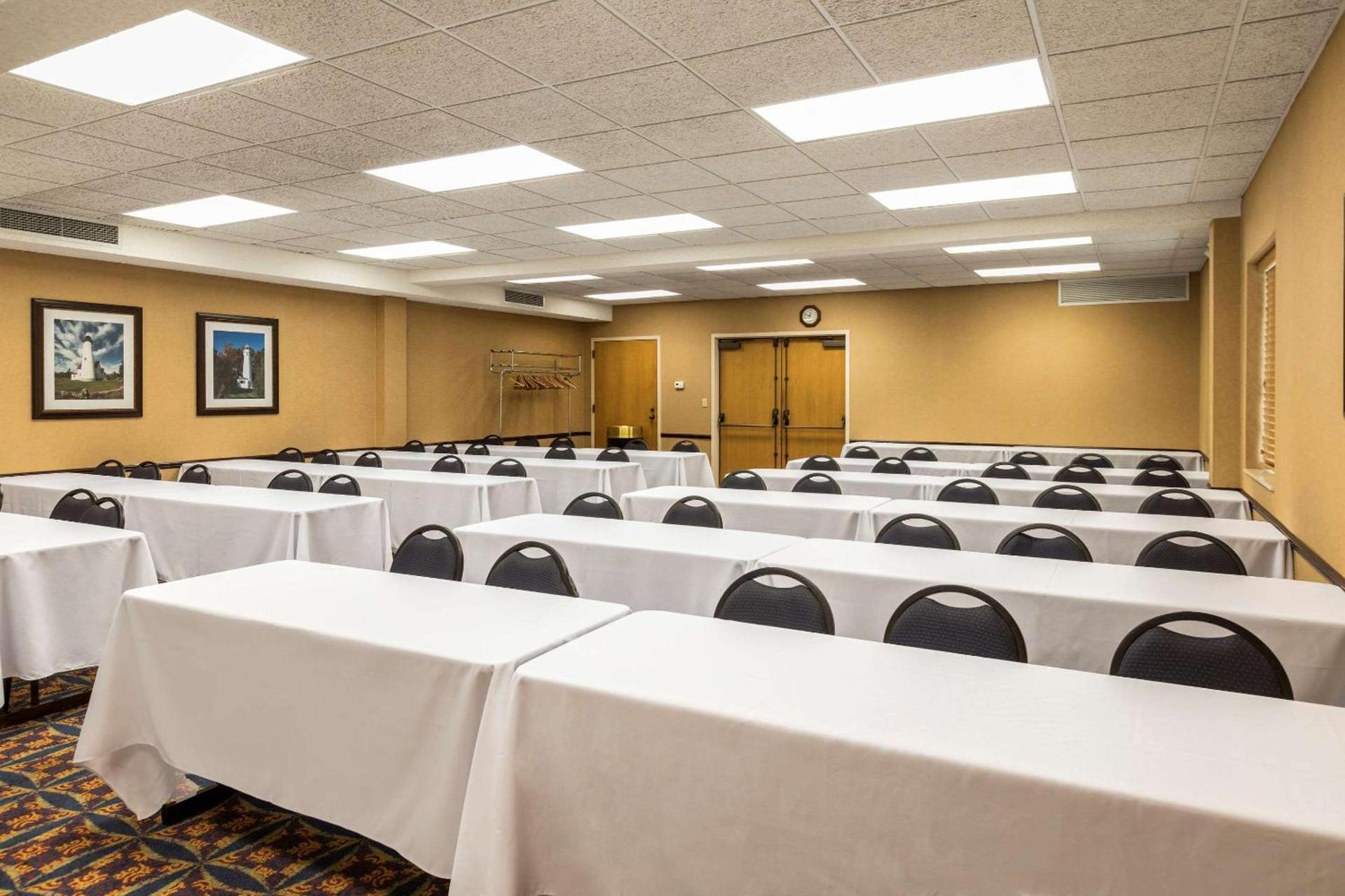Quality Inn Auburn Hills - Detroit North photo 14