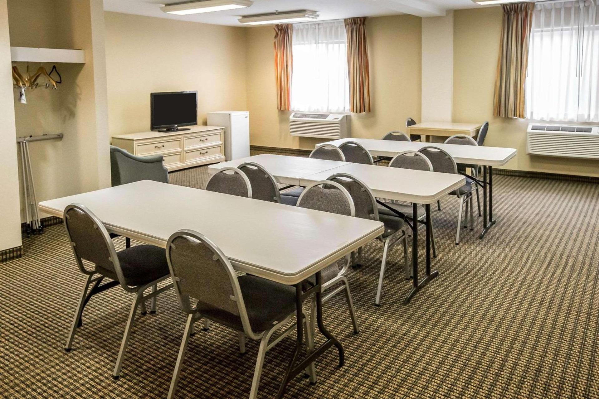 Econo Lodge Inn & Suites Monroe photo 19