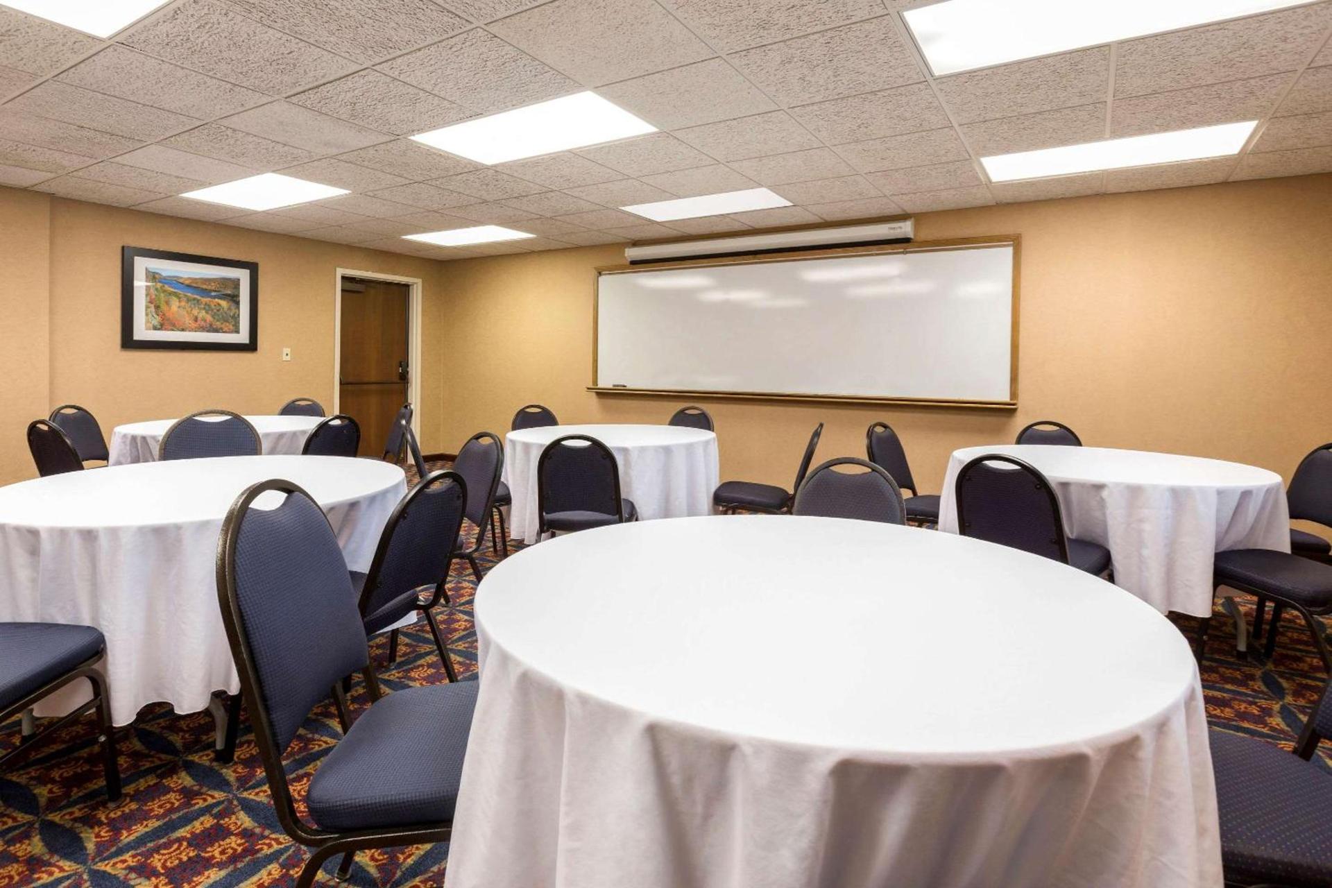Quality Inn Auburn Hills - Detroit North photo 10