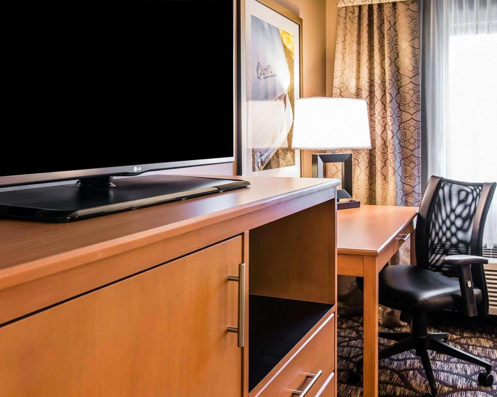 Quality Inn & Suites Warren - Detroit photo 6
