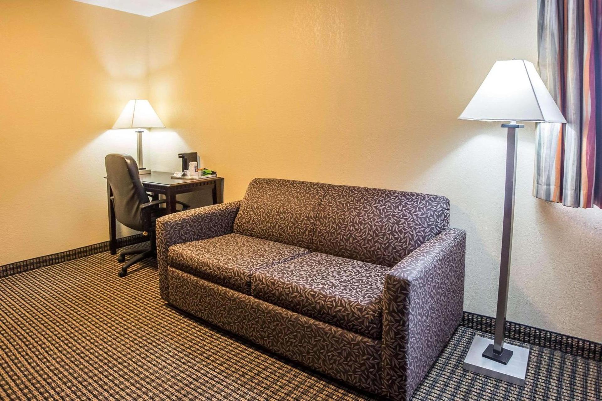 Econo Lodge Inn & Suites Monroe photo 9