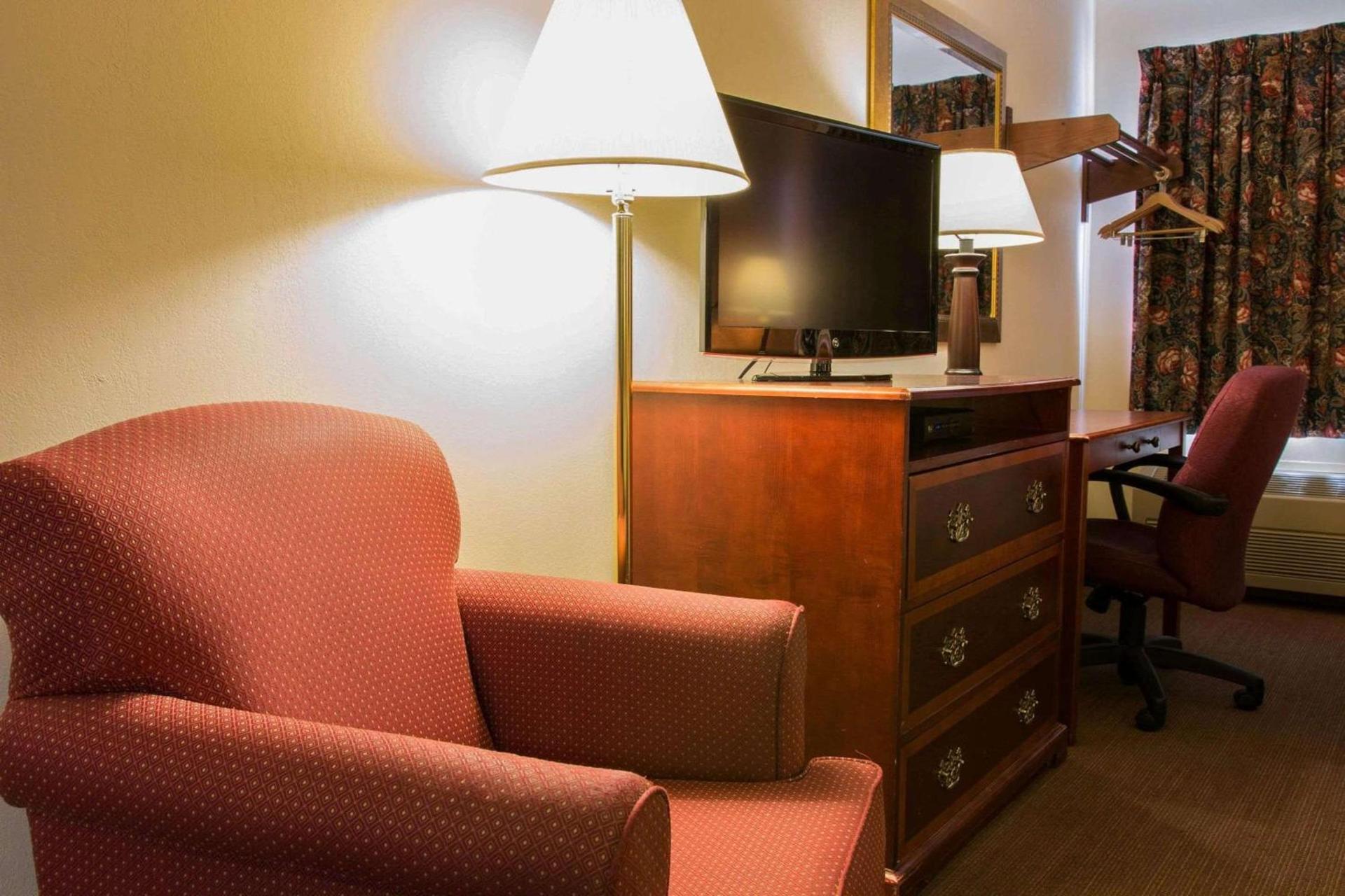 Rodeway Inn Muskegon Airport photo 20
