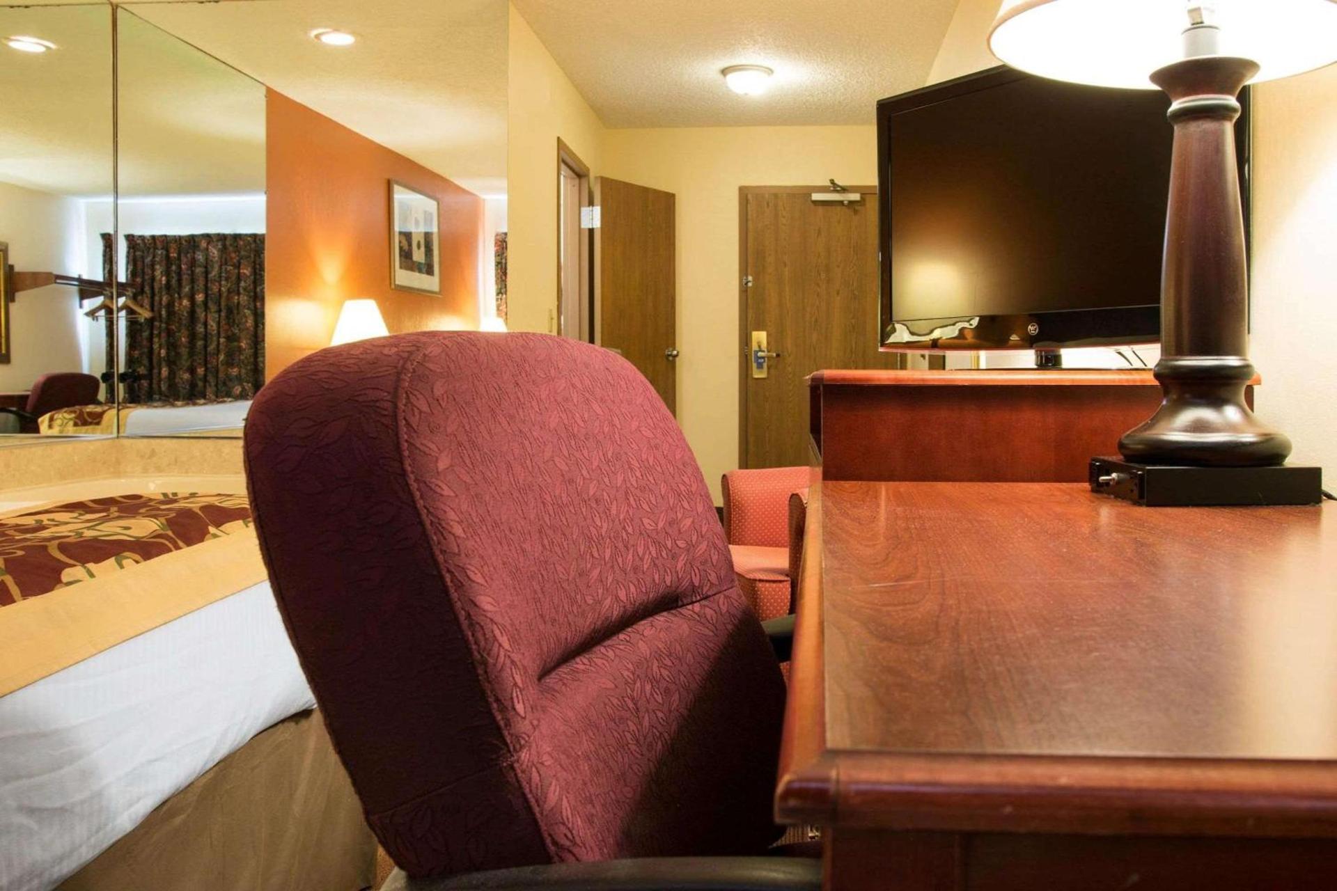 Rodeway Inn Muskegon Airport photo 22