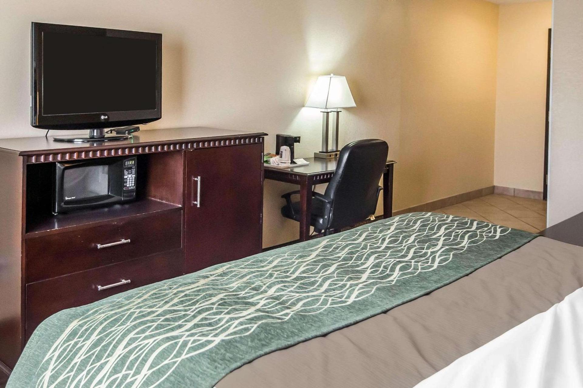 Econo Lodge Inn & Suites Monroe photo 13