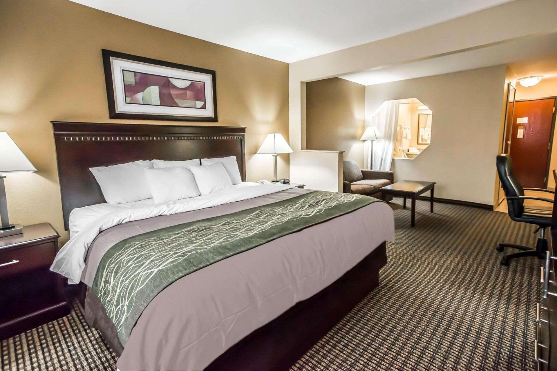 Econo Lodge Inn & Suites Monroe photo 15