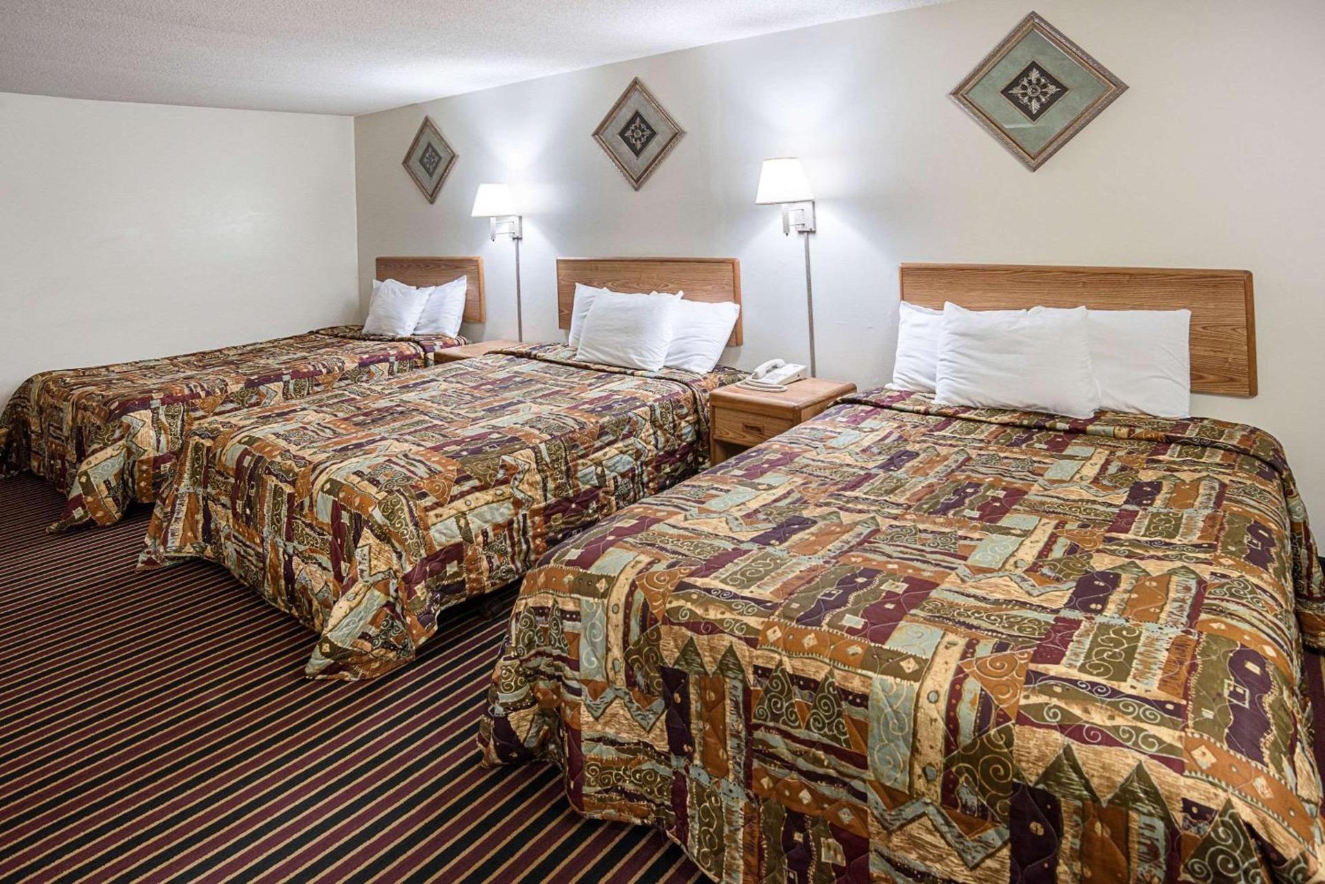 Rodeway Inn & Suites Austin I-90 photo 15