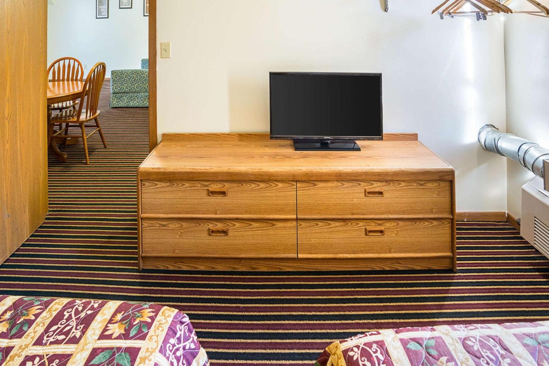 Rodeway Inn & Suites Austin I-90 photo 21