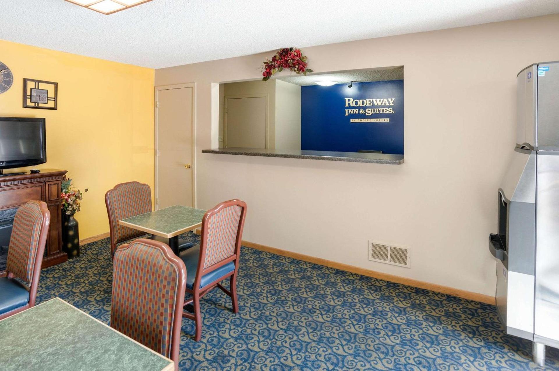 Rodeway Inn & Suites Austin I-90 photo 3