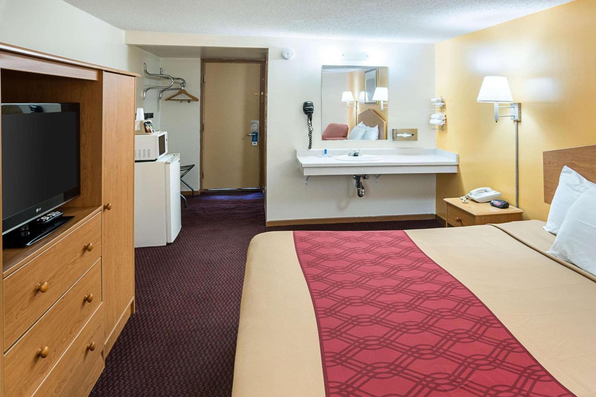 Rodeway Inn & Suites Austin I-90 photo 10
