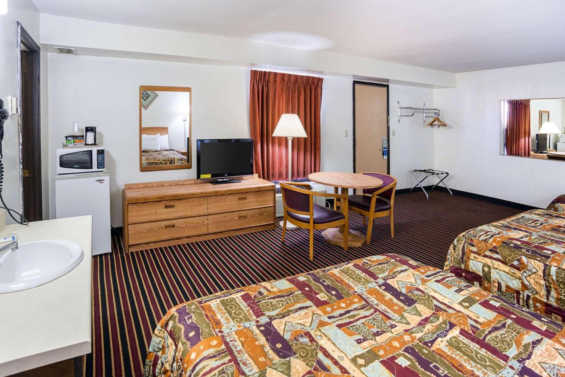 Rodeway Inn & Suites Austin I-90 photo 14