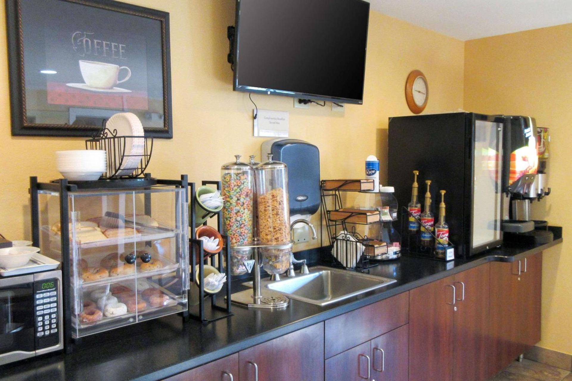 Super 8 by Wyndham Chisago City photo 44