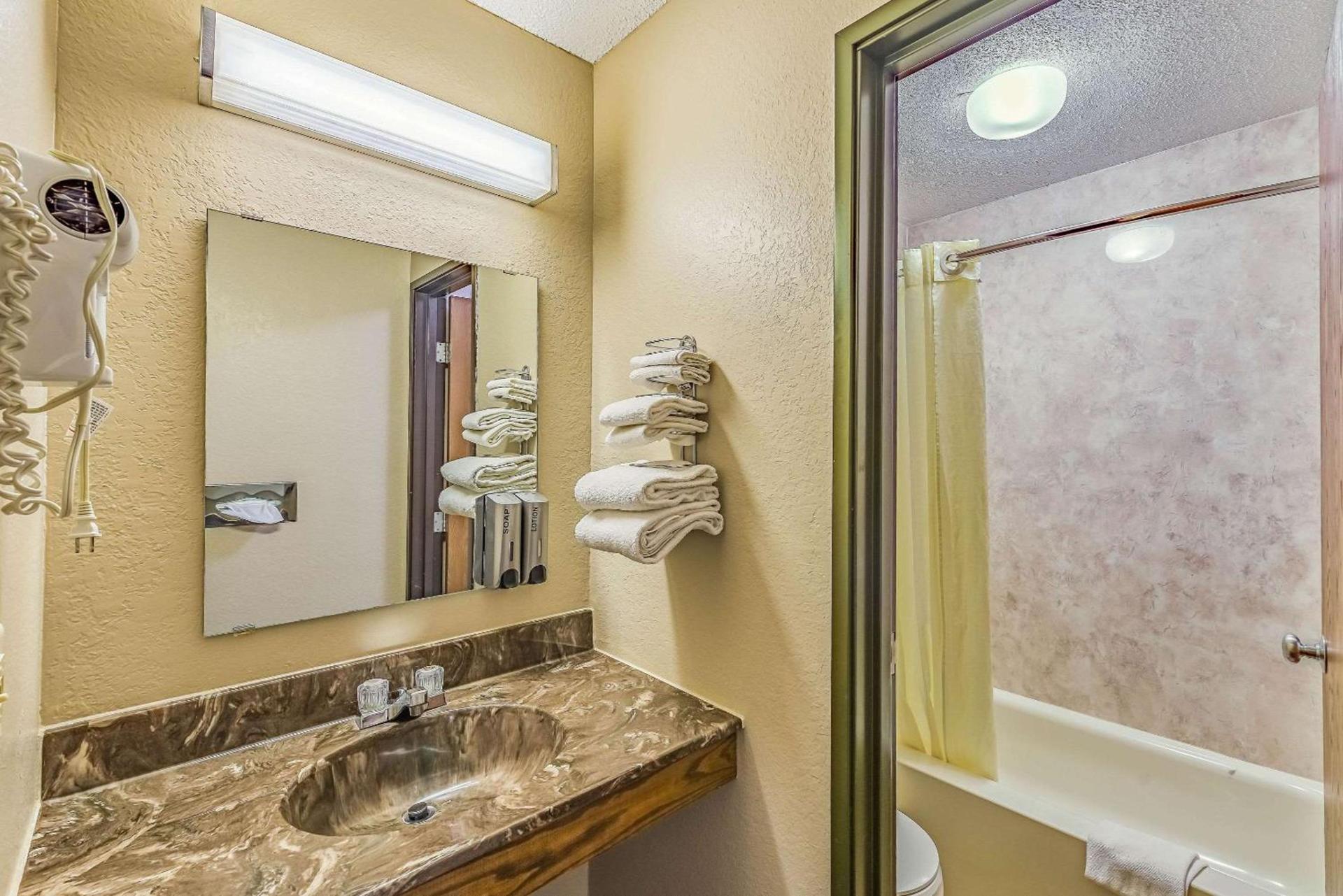 Rodeway Inn Saint Joseph photo 21
