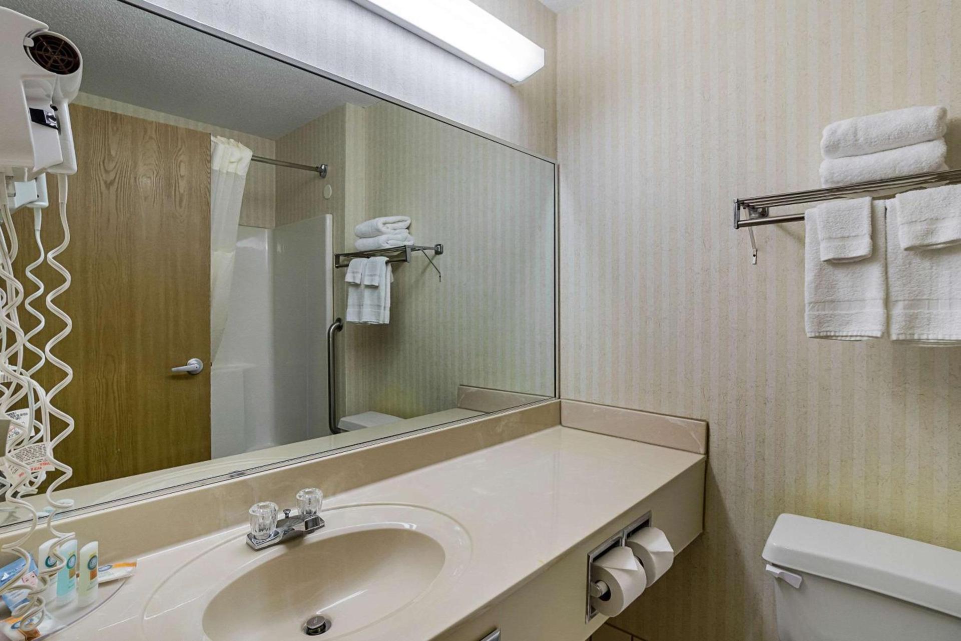 Econo Lodge Luverne I-90 photo 9
