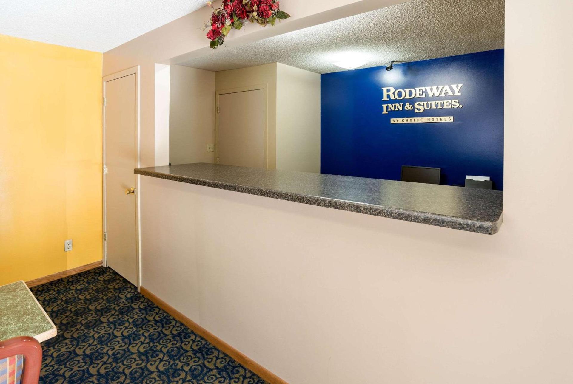 Rodeway Inn & Suites Austin I-90 photo 4
