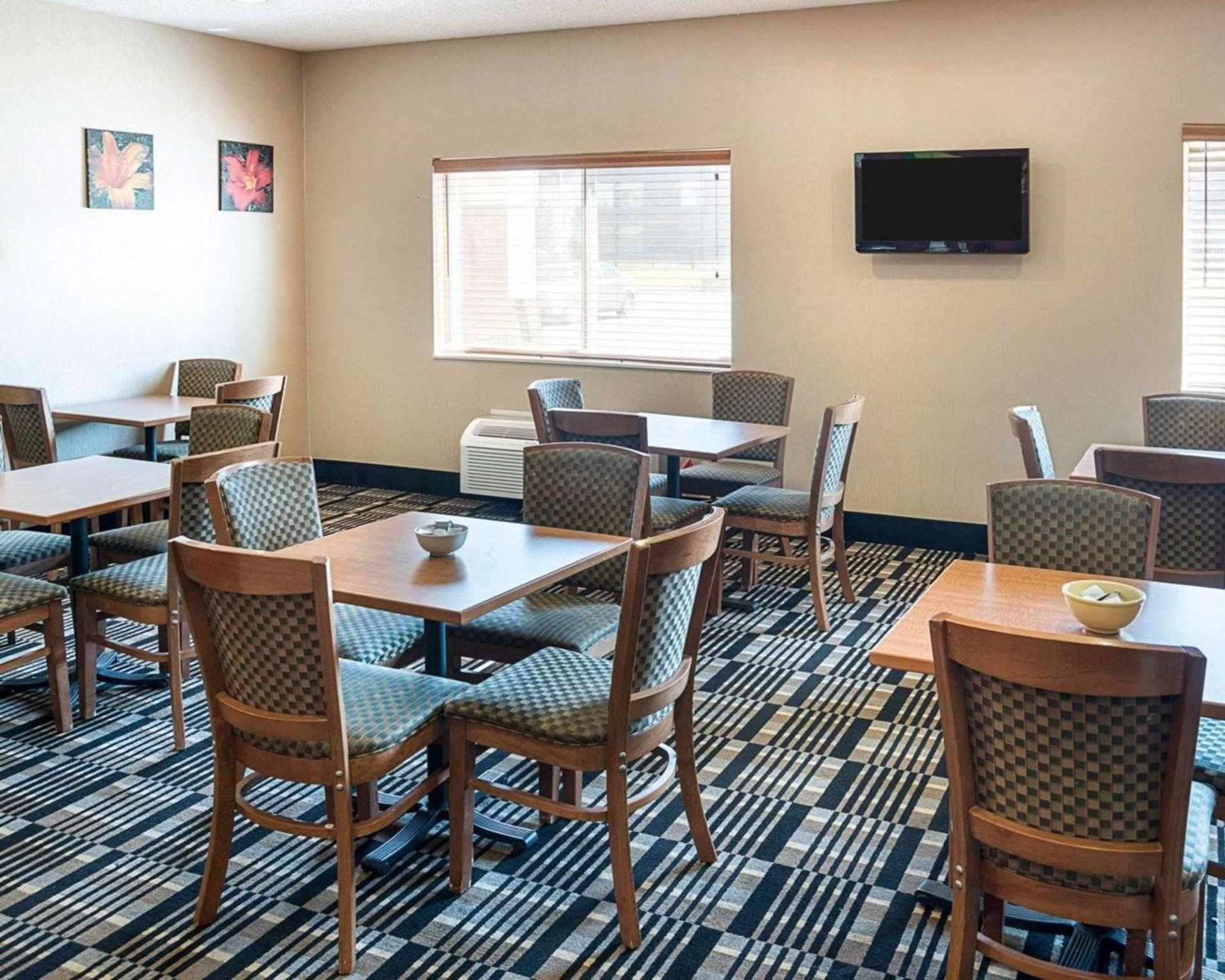 Quality Inn Brooklyn Center photo 21