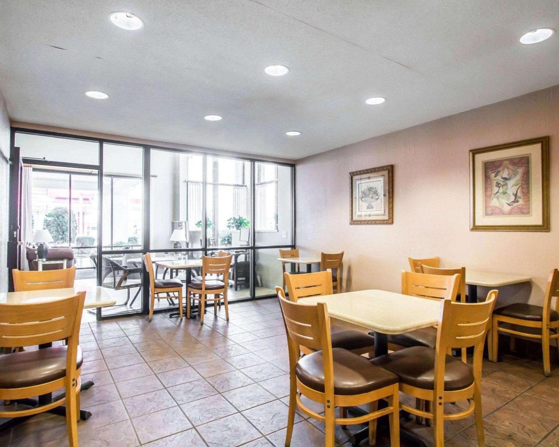 Econo Lodge Springfield I-44 photo 11