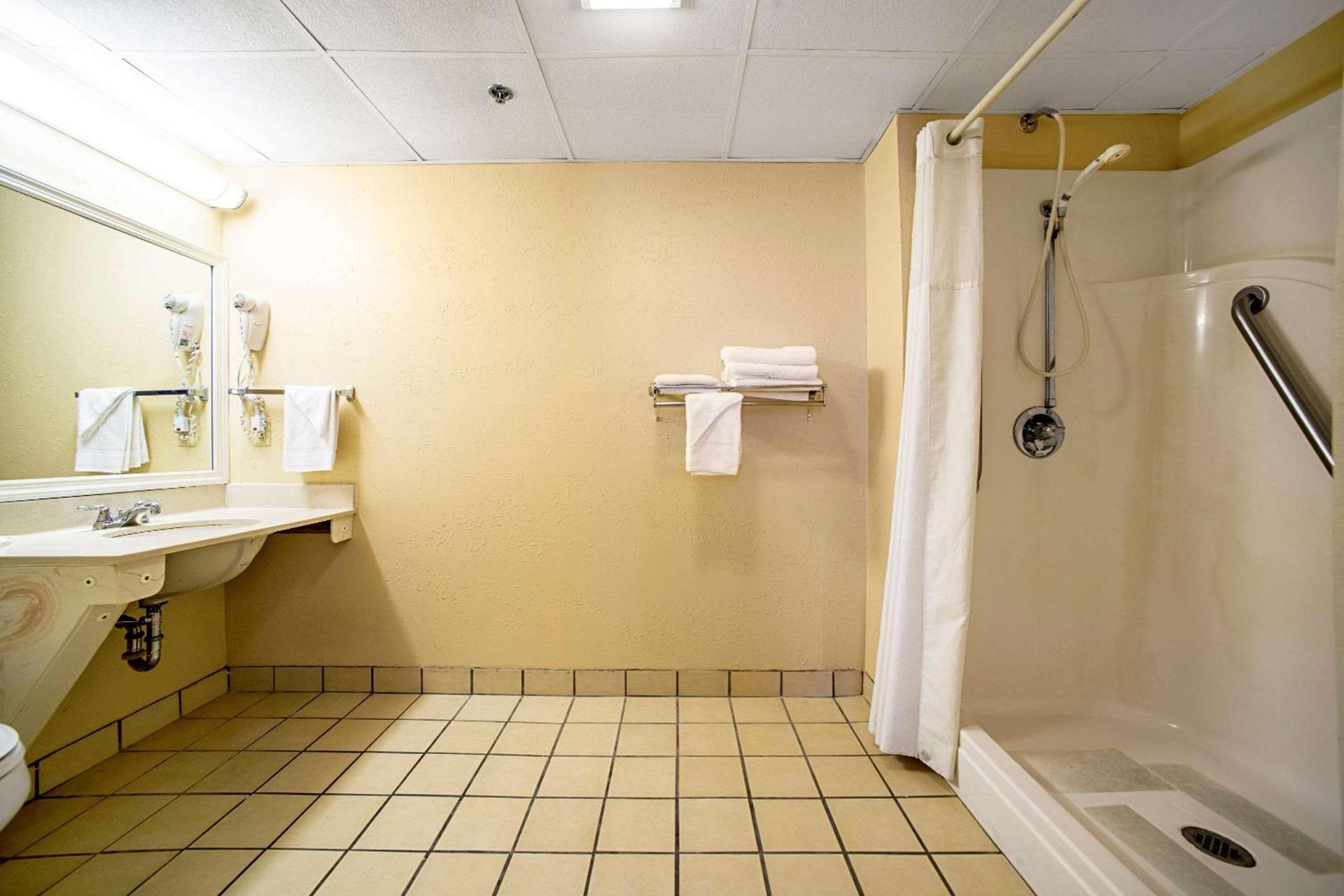 Quality Inn Near Six Flags St. Louis photo 3