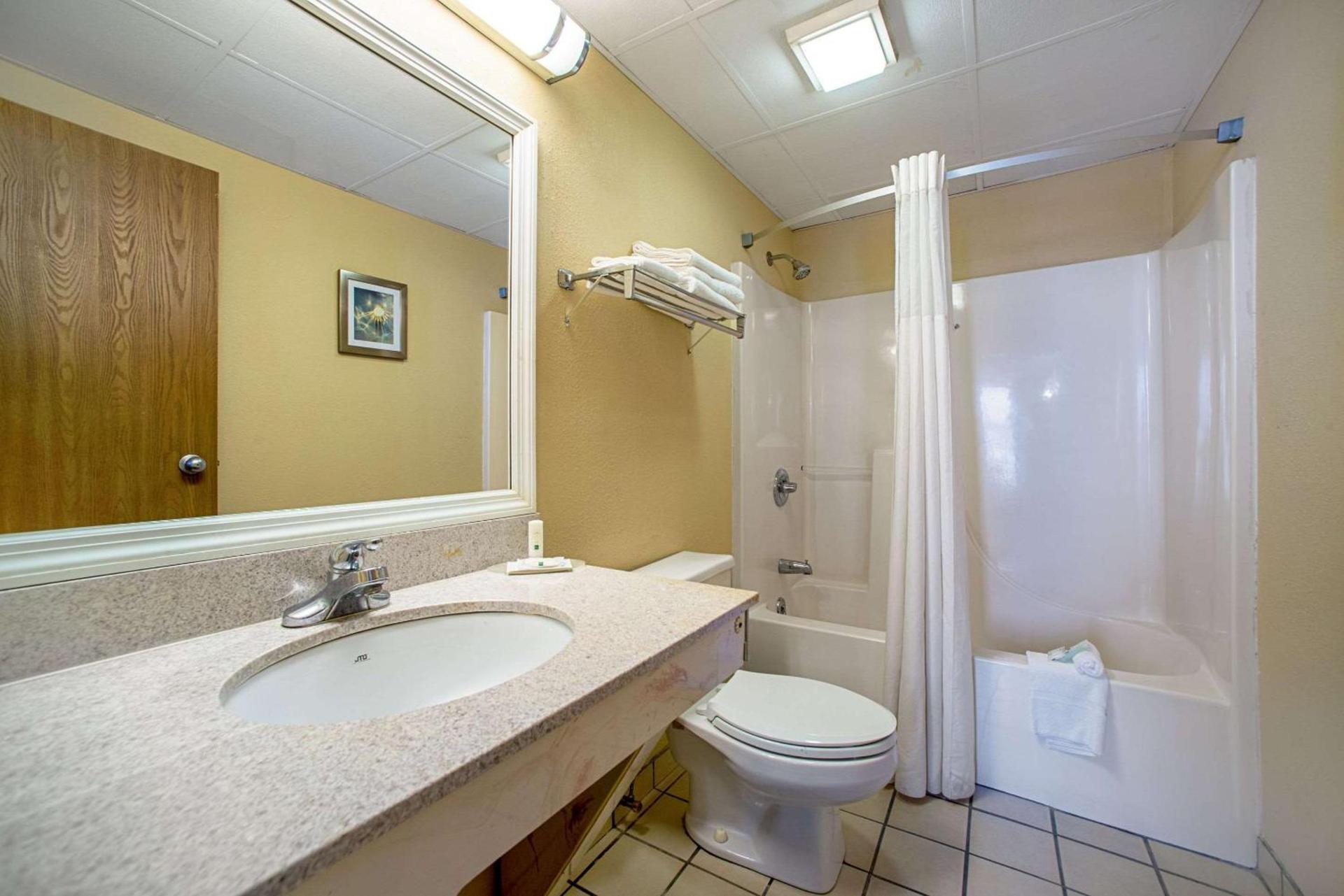 Quality Inn Near Six Flags St. Louis photo 21