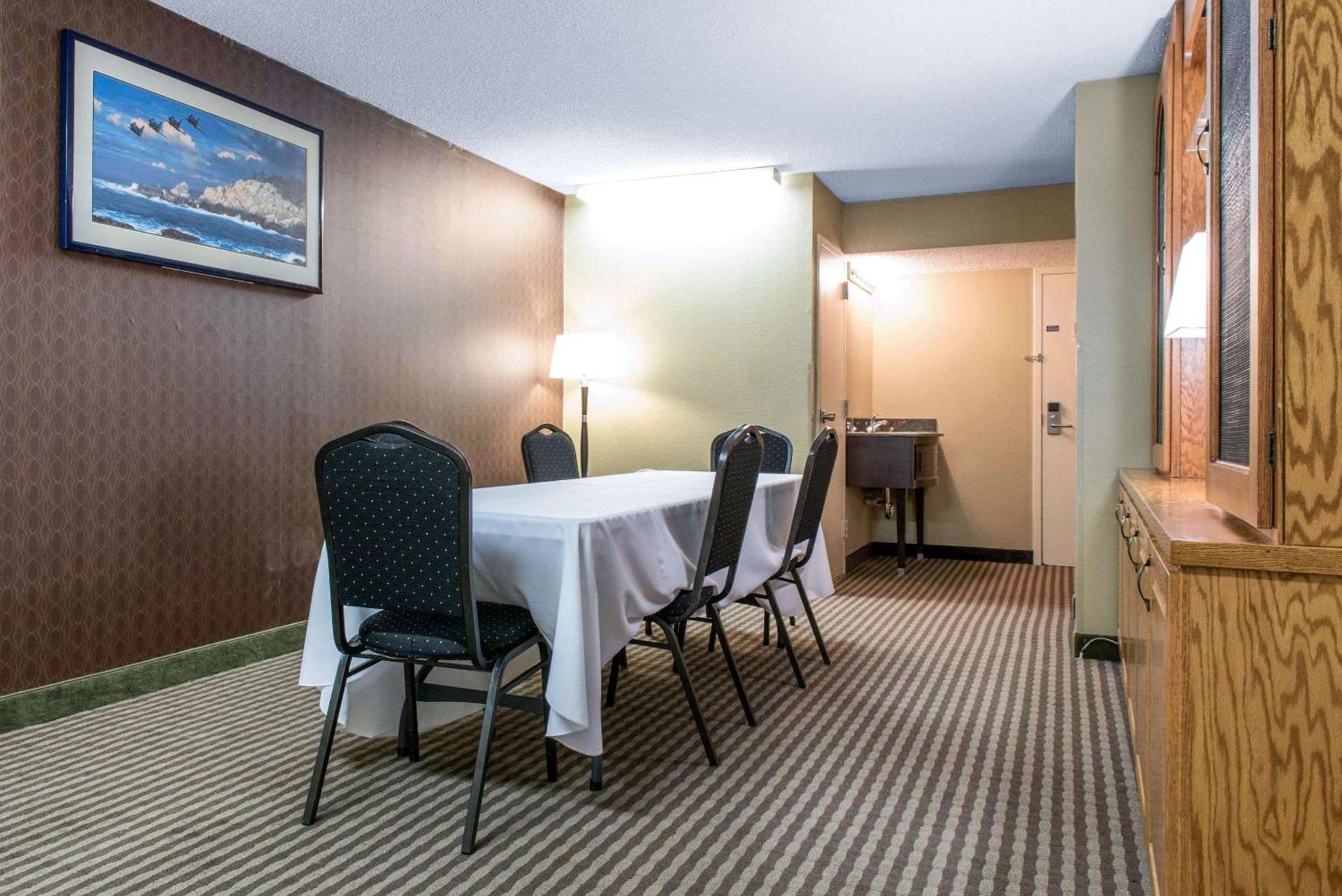 Days Inn & Suites by Wyndham Festus photo 25