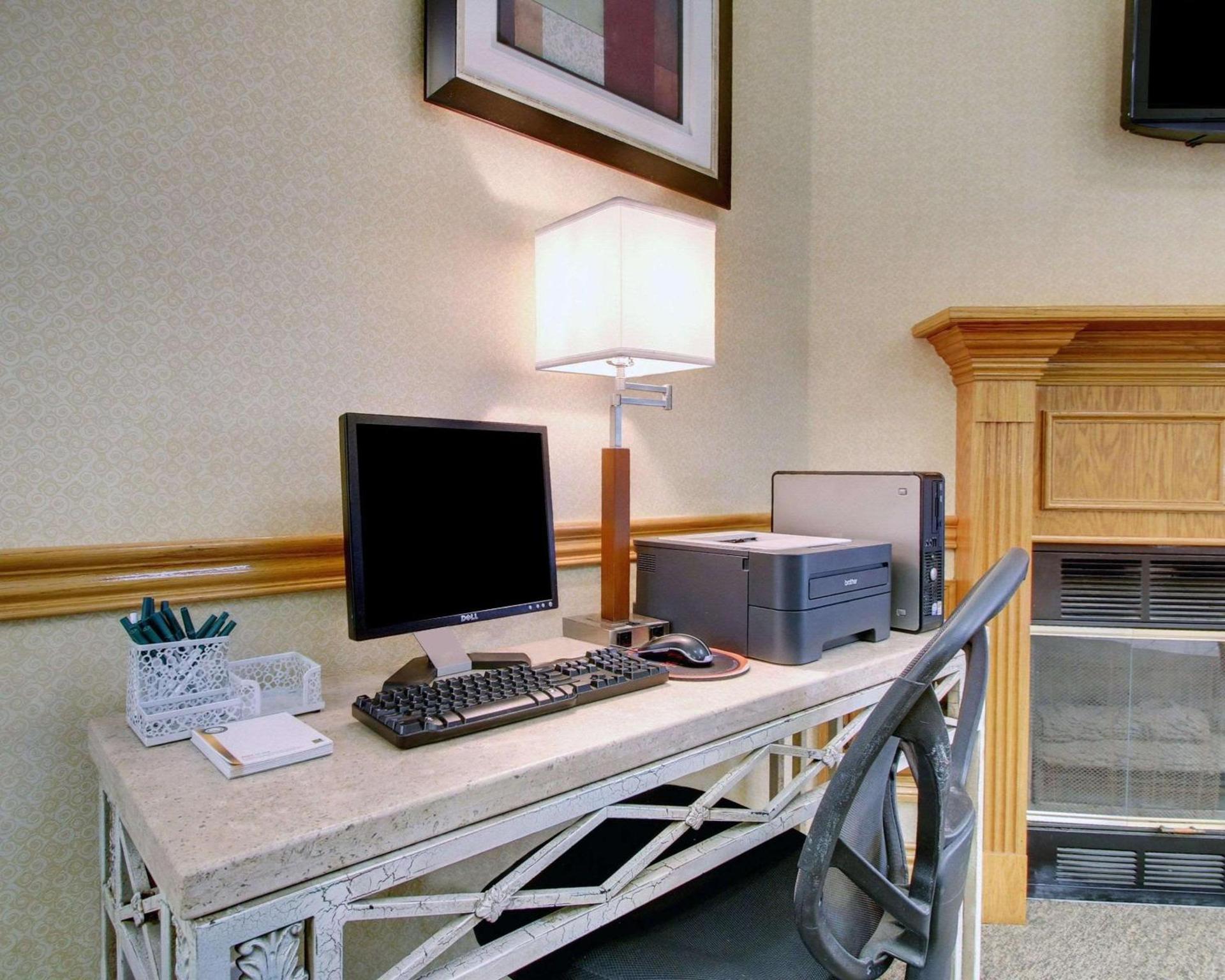 Columbia Inn & Suites photo 2