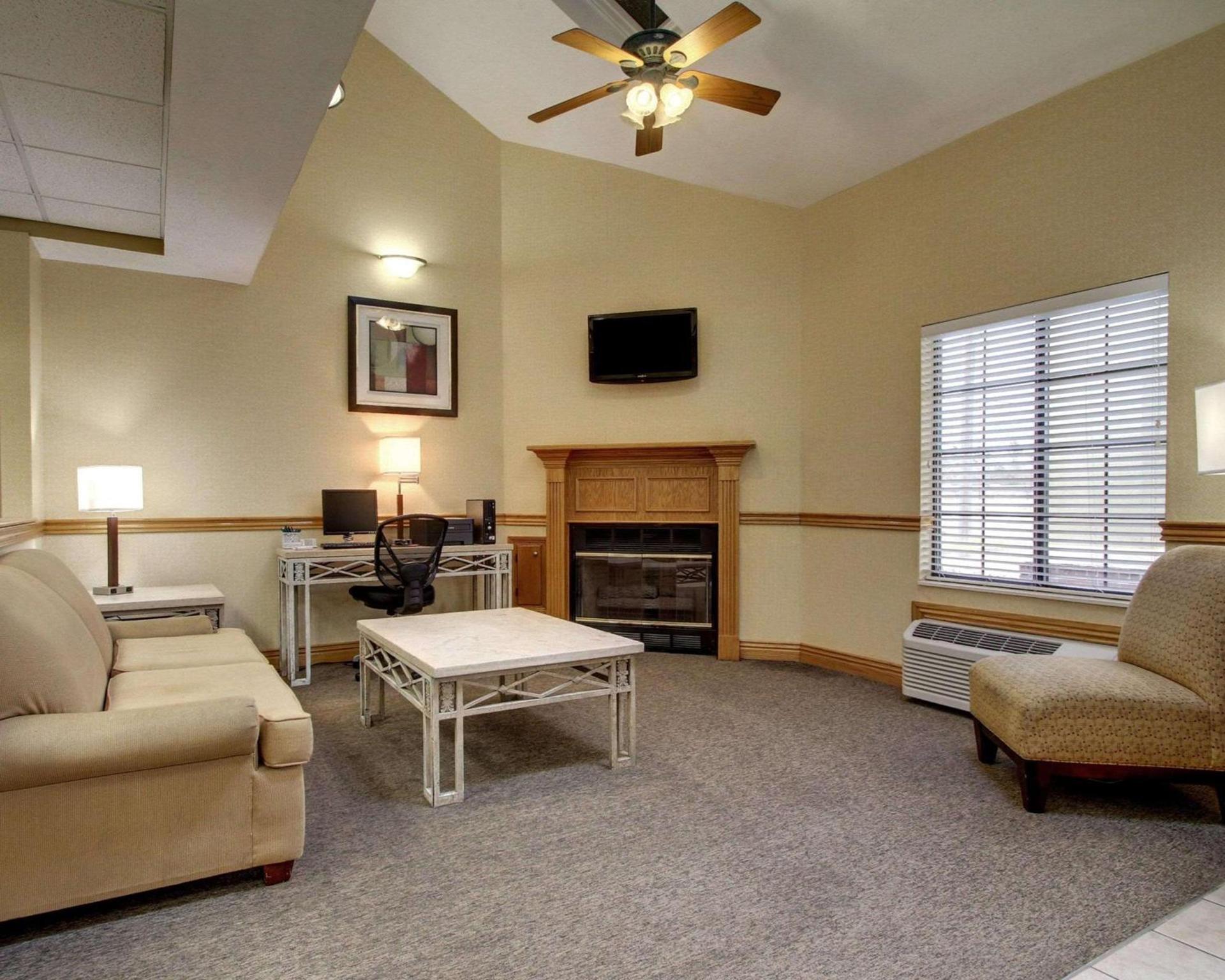 Columbia Inn & Suites photo 4
