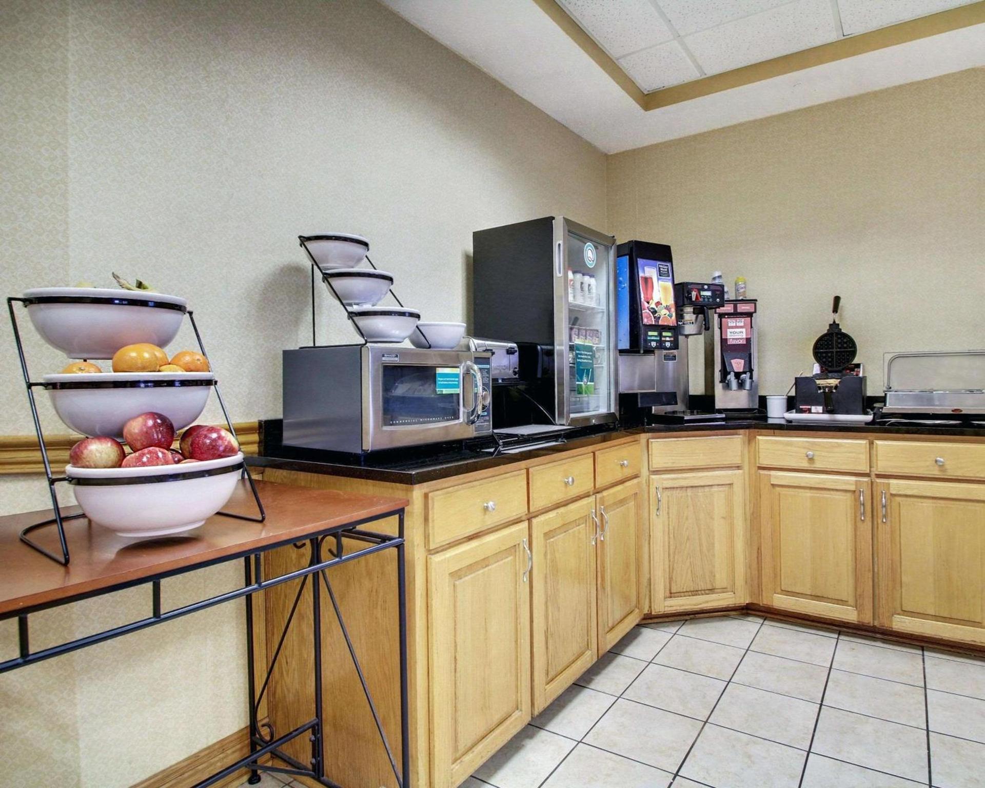 Columbia Inn & Suites photo 8