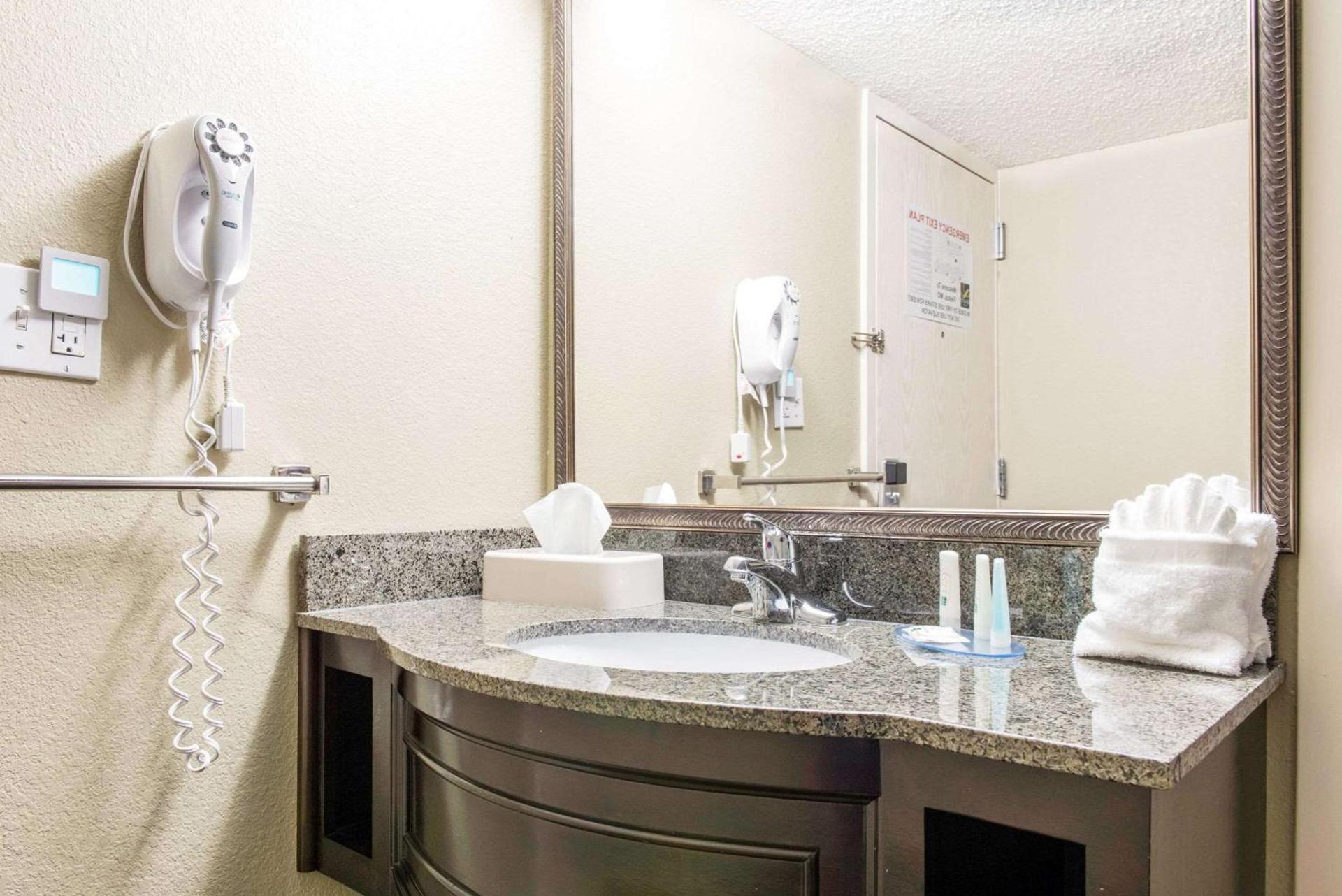 Days Inn & Suites by Wyndham Festus photo 13