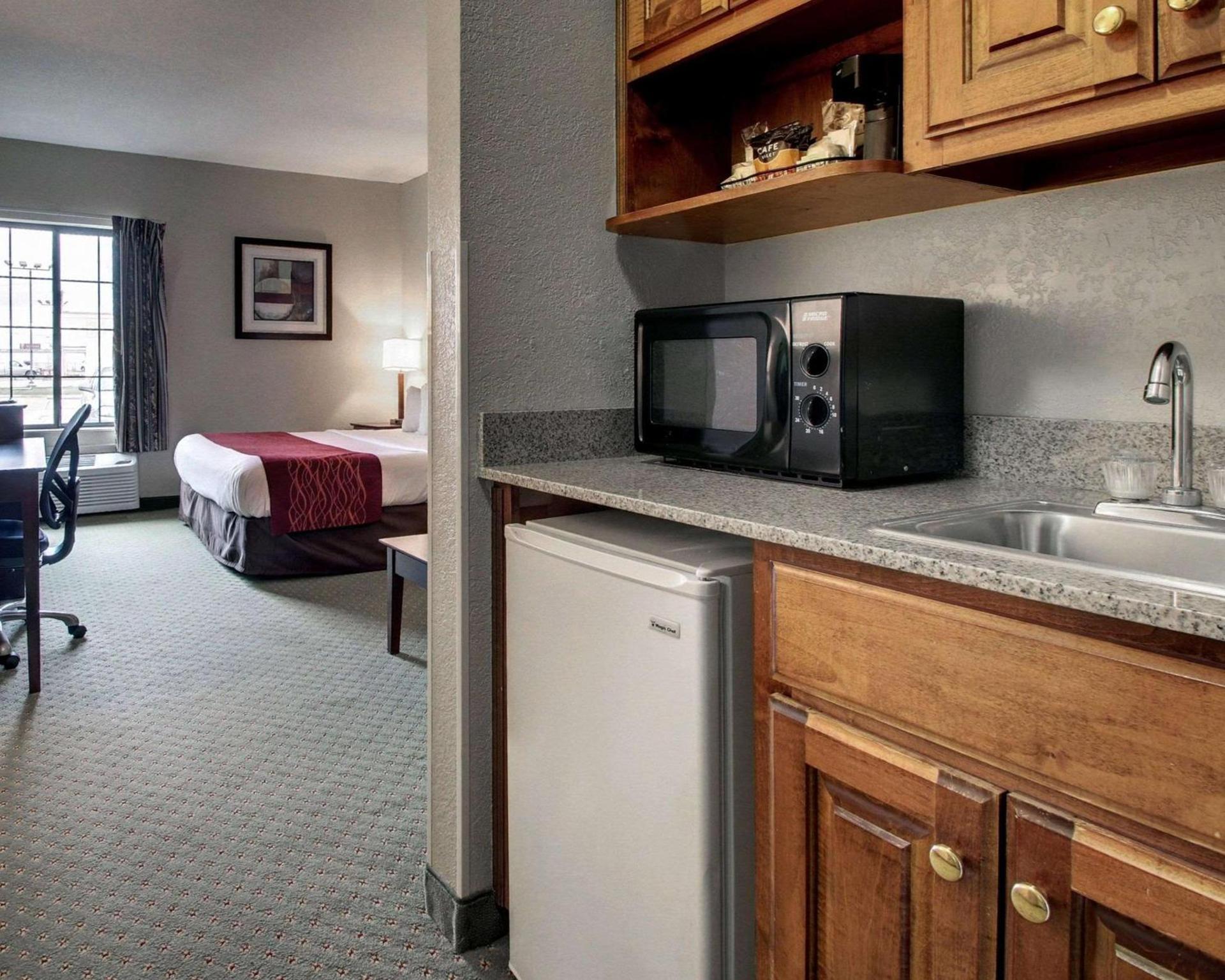 Columbia Inn & Suites photo 12