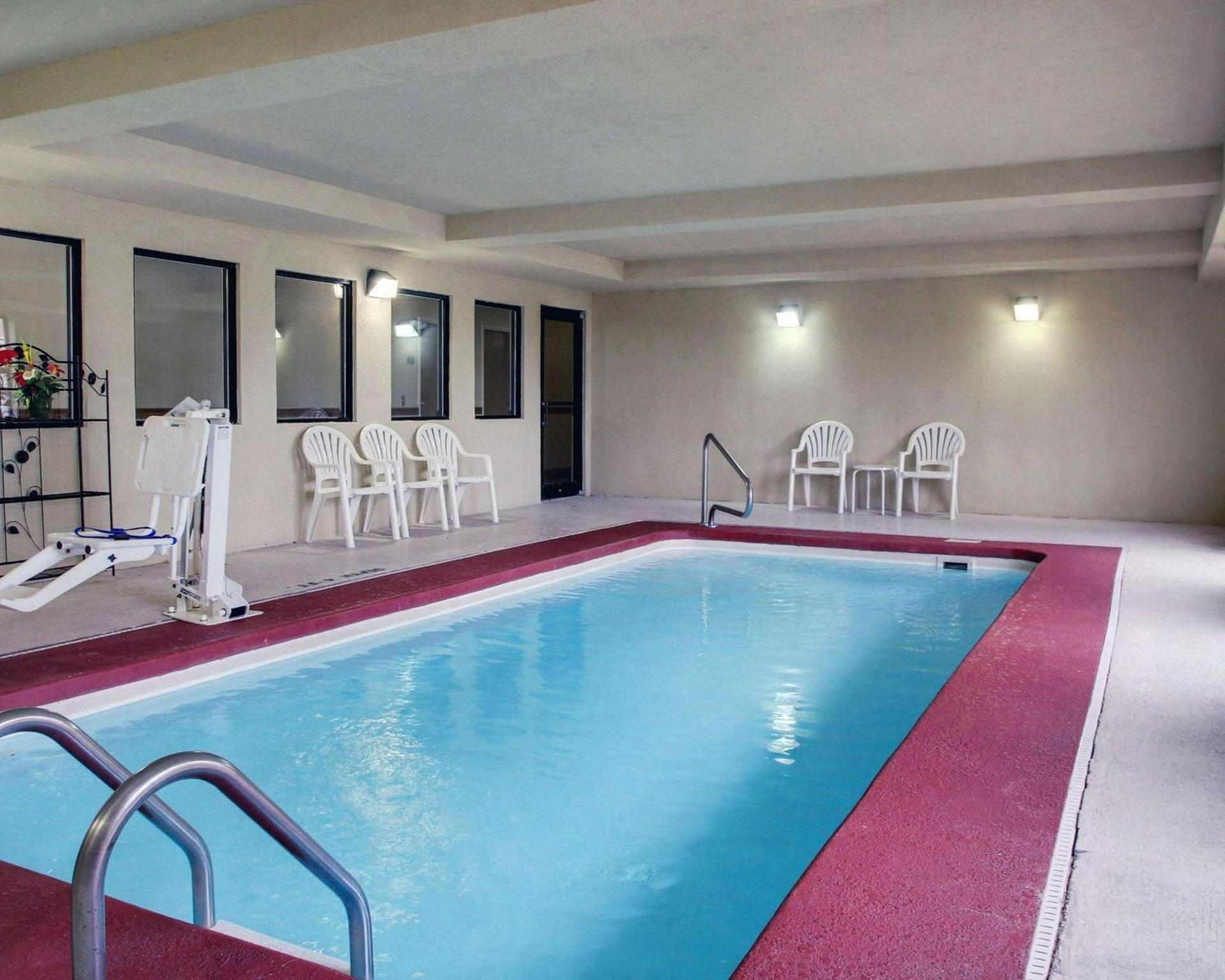 Columbia Inn & Suites photo 13