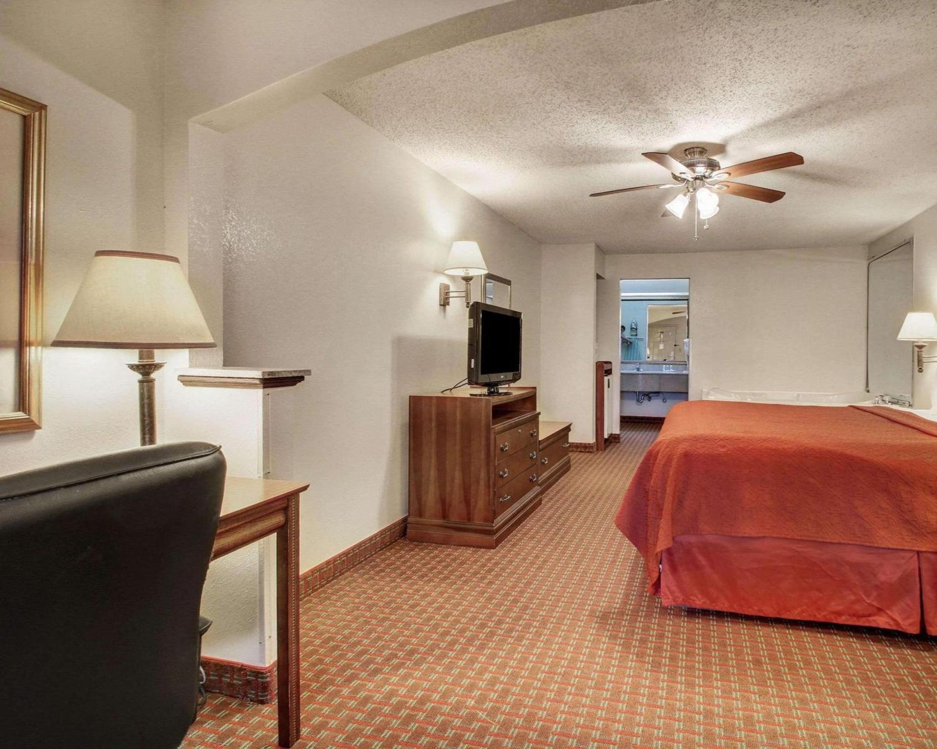 Quality Inn & Suites Clinton - Jackson West photo 9
