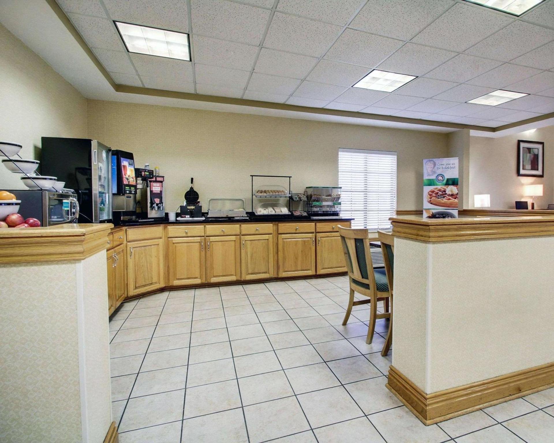 Columbia Inn & Suites photo 14